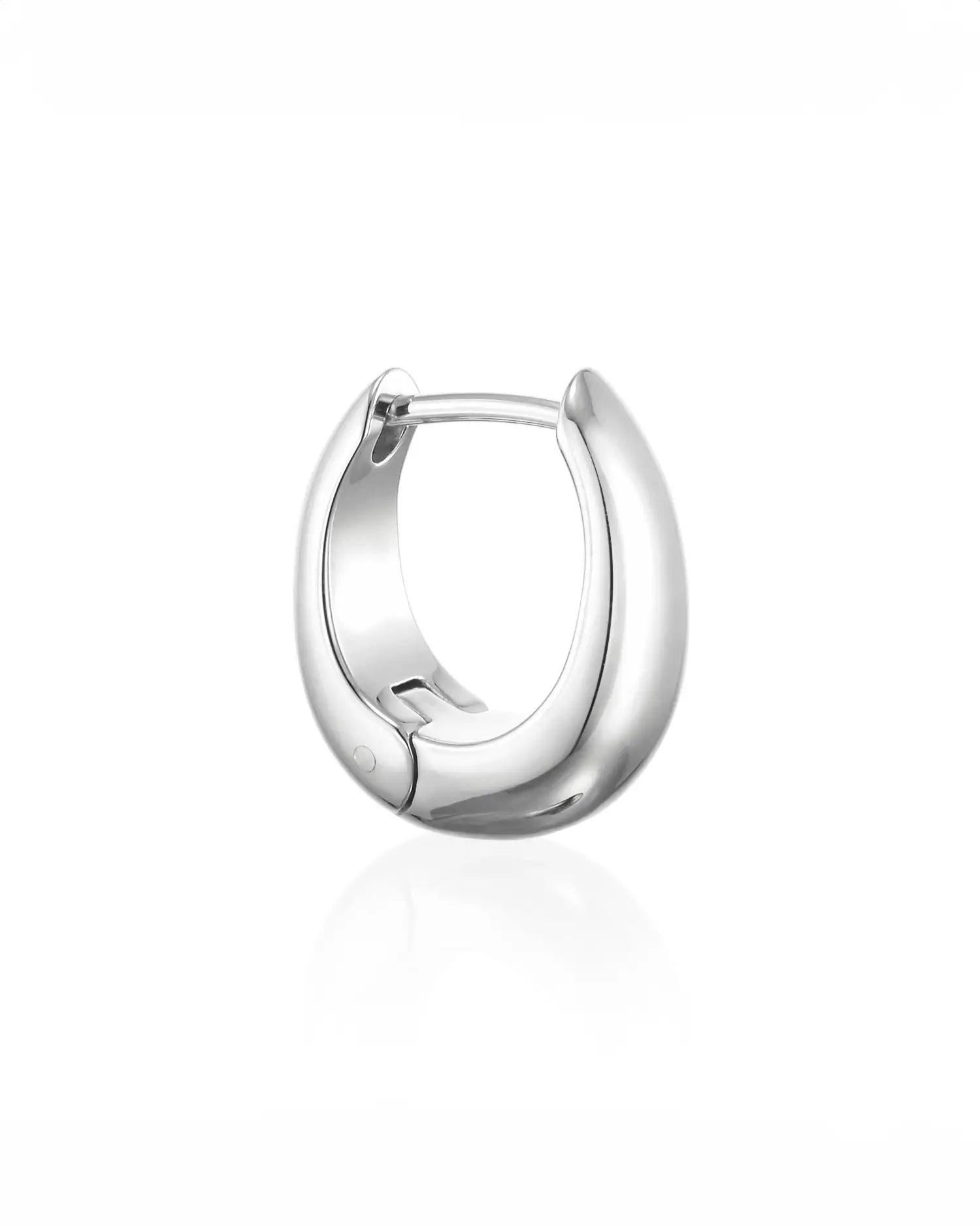 シルバーのヒンジドフープピアス(片耳)の側面画像。引っかかりにくく、つけっぱなしでもストレスフリーなヒンジ(中折れ)構造。