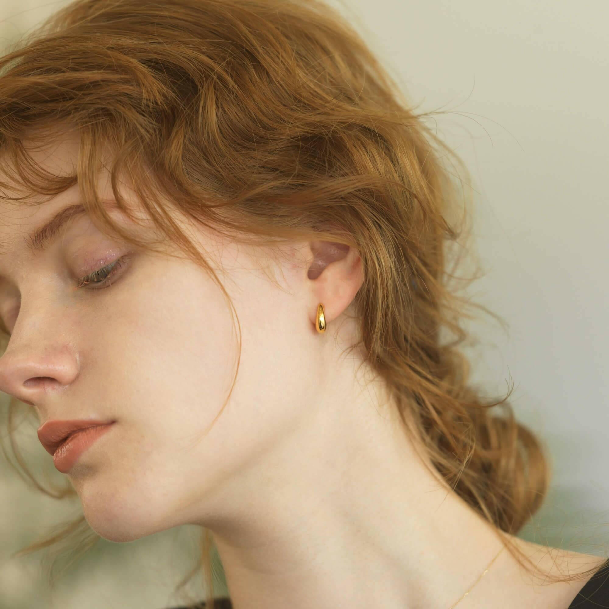 ヒンジドフープピアス S ゴールド 着用画像 | 有機的な曲線美が映える18Kコーティングのピアス