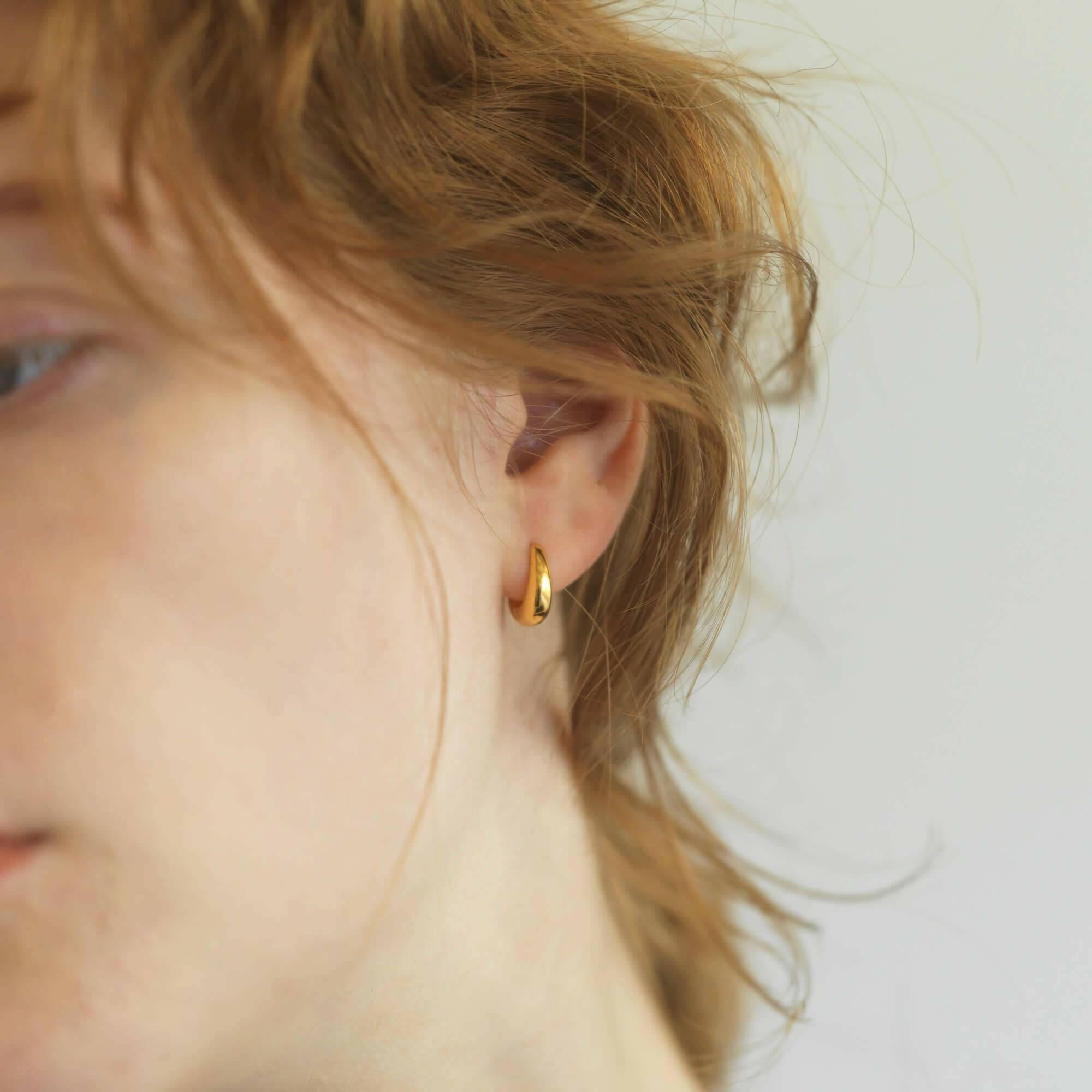 ヒンジドフープピアス S ゴールド 横顔 | 耳元にフィットする小ぶりなチャンキーフープ