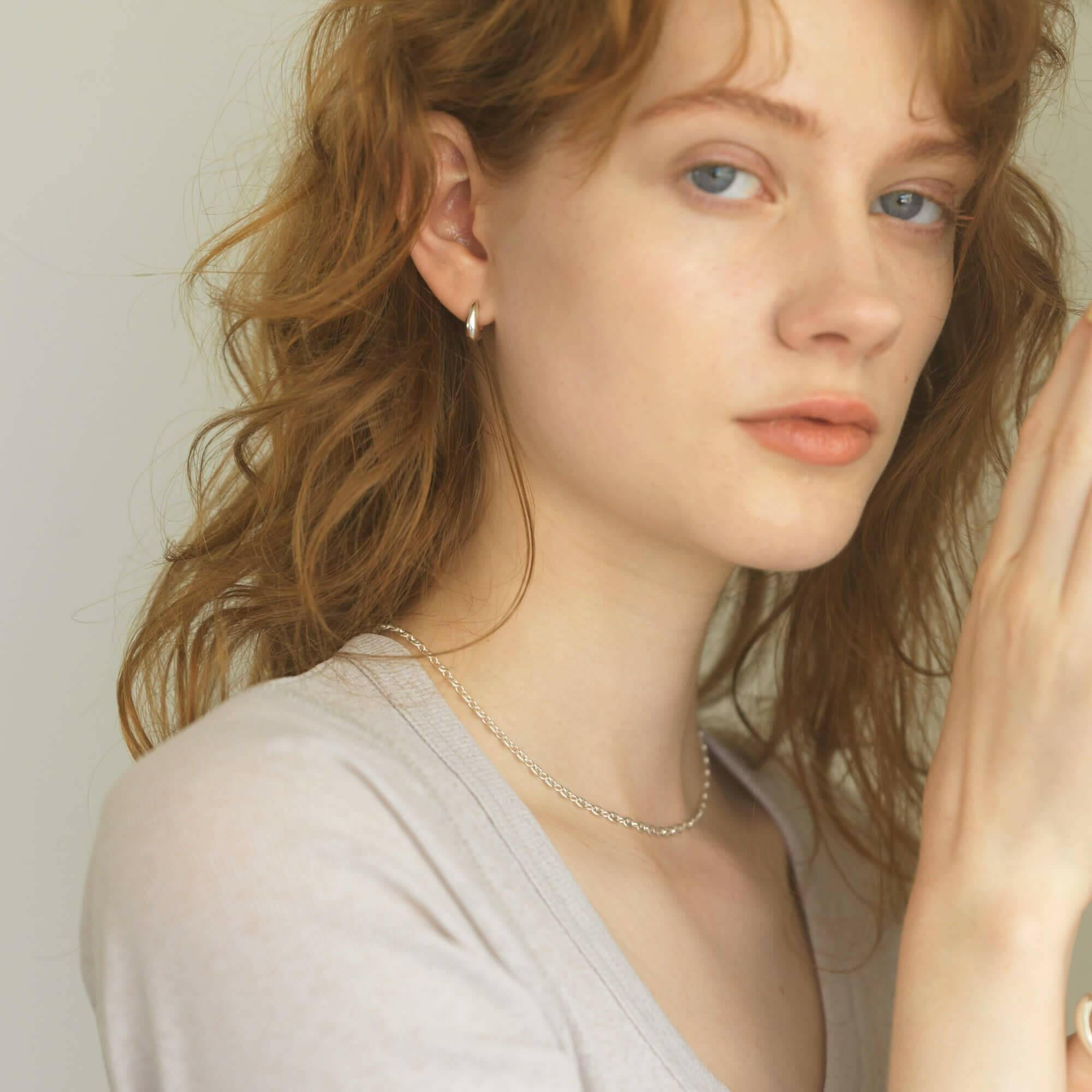 ヒンジドフープピアス S シルバー 着用画像 | オフィスでも使える上品なシルバー925ピアス