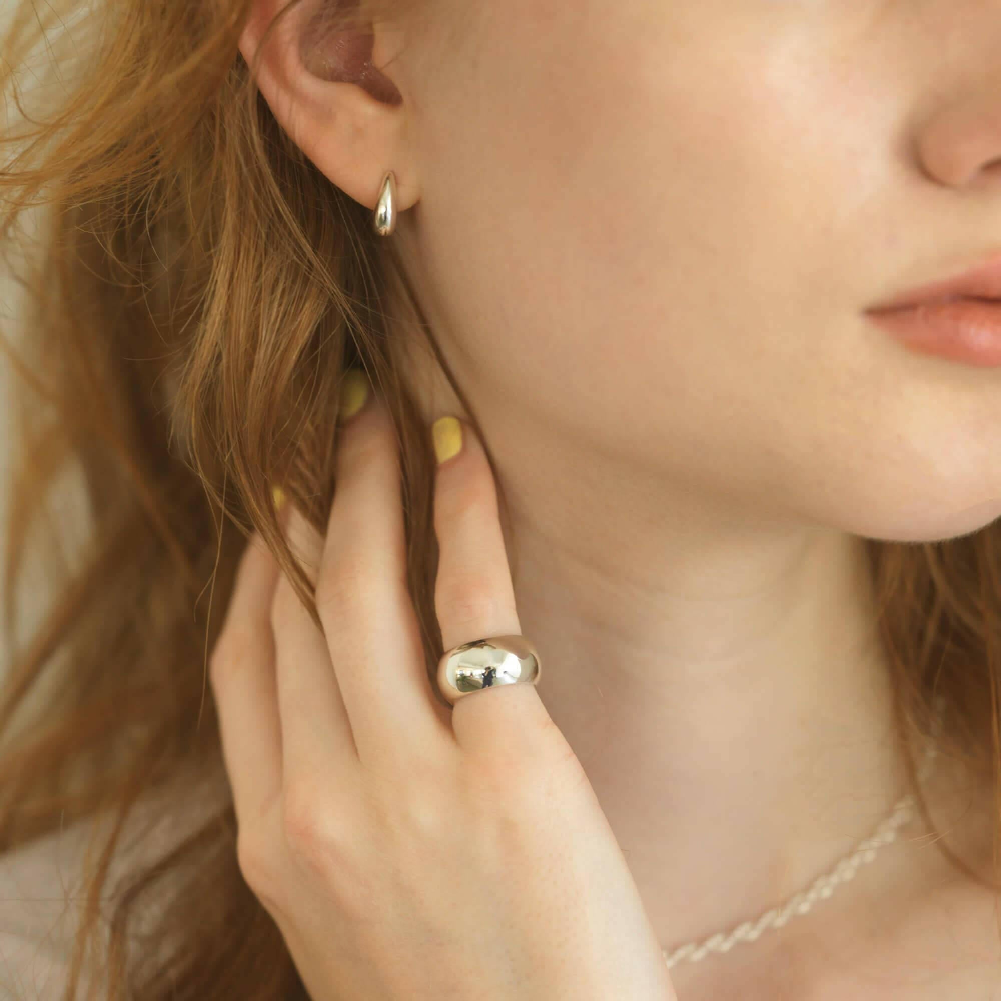 ヒンジドフープピアス S シルバー 着用画像 | 手元のリングとリンクさせた大人シルバーコーデ