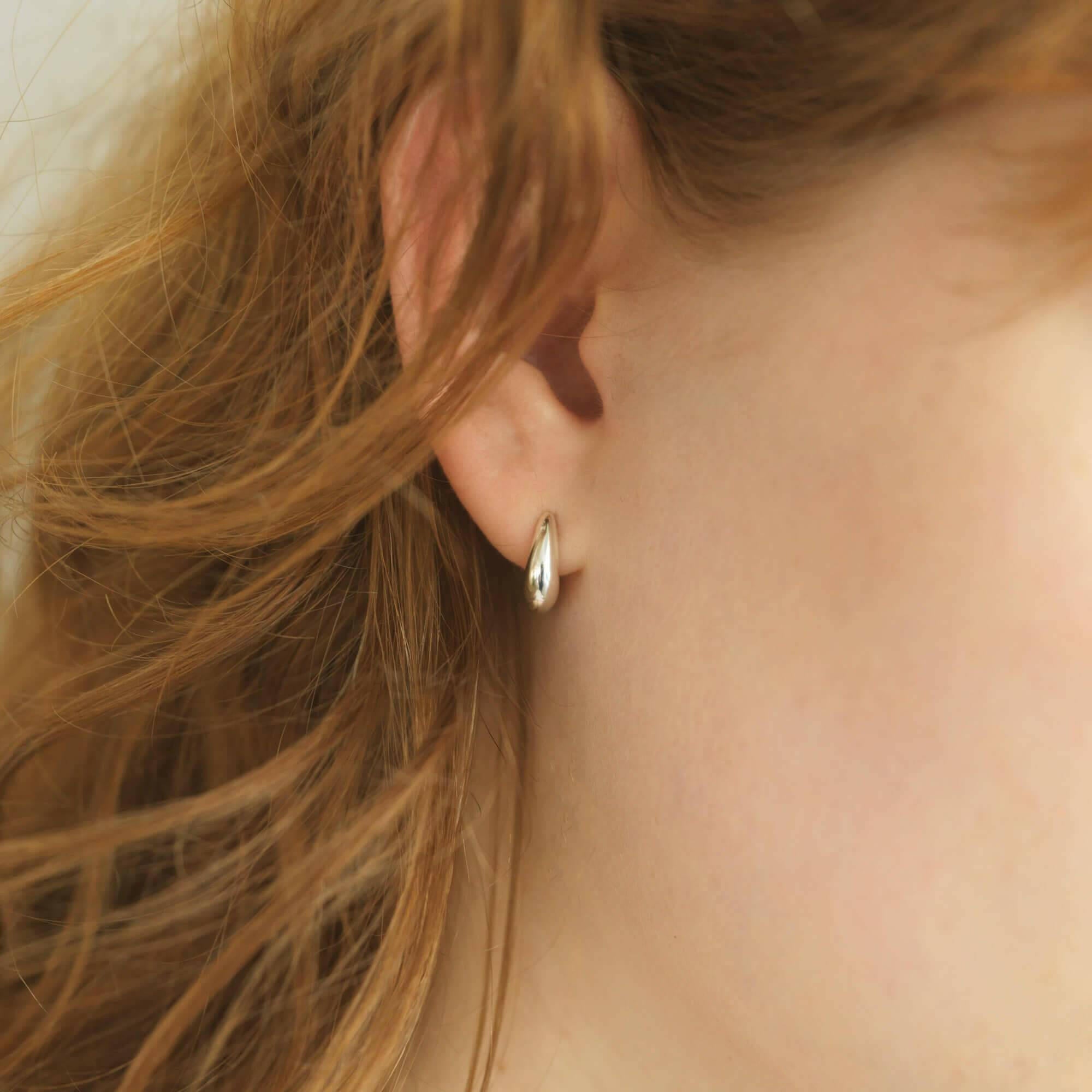 ヒンジドフープピアス S シルバー 横顔 | ぷっくりとした立体感が可愛い小ぶりなピアス