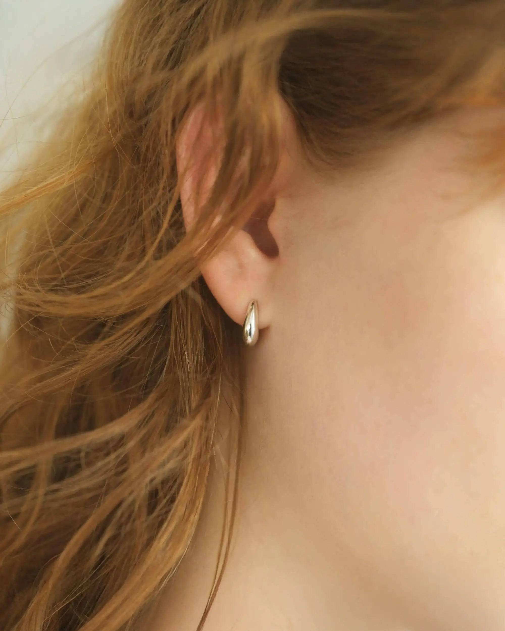 ヒンジドフープピアス S シルバー 横顔 | ぷっくりとした立体感が可愛い小ぶりなピアス
