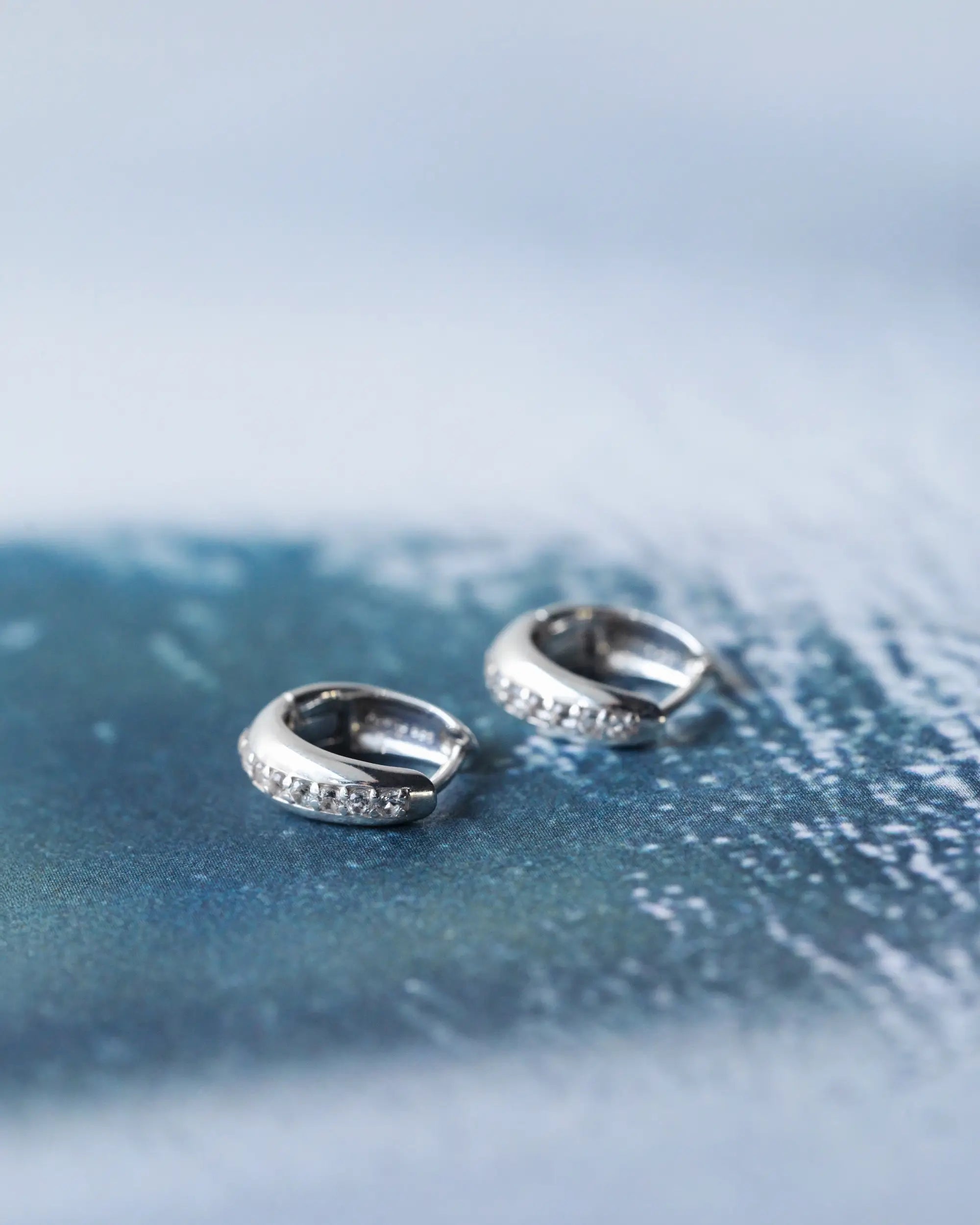 アイストパーズフープピアス シルバー 置き画 | 天然石ホワイトトパーズが氷のように輝くキャッチレスピアス