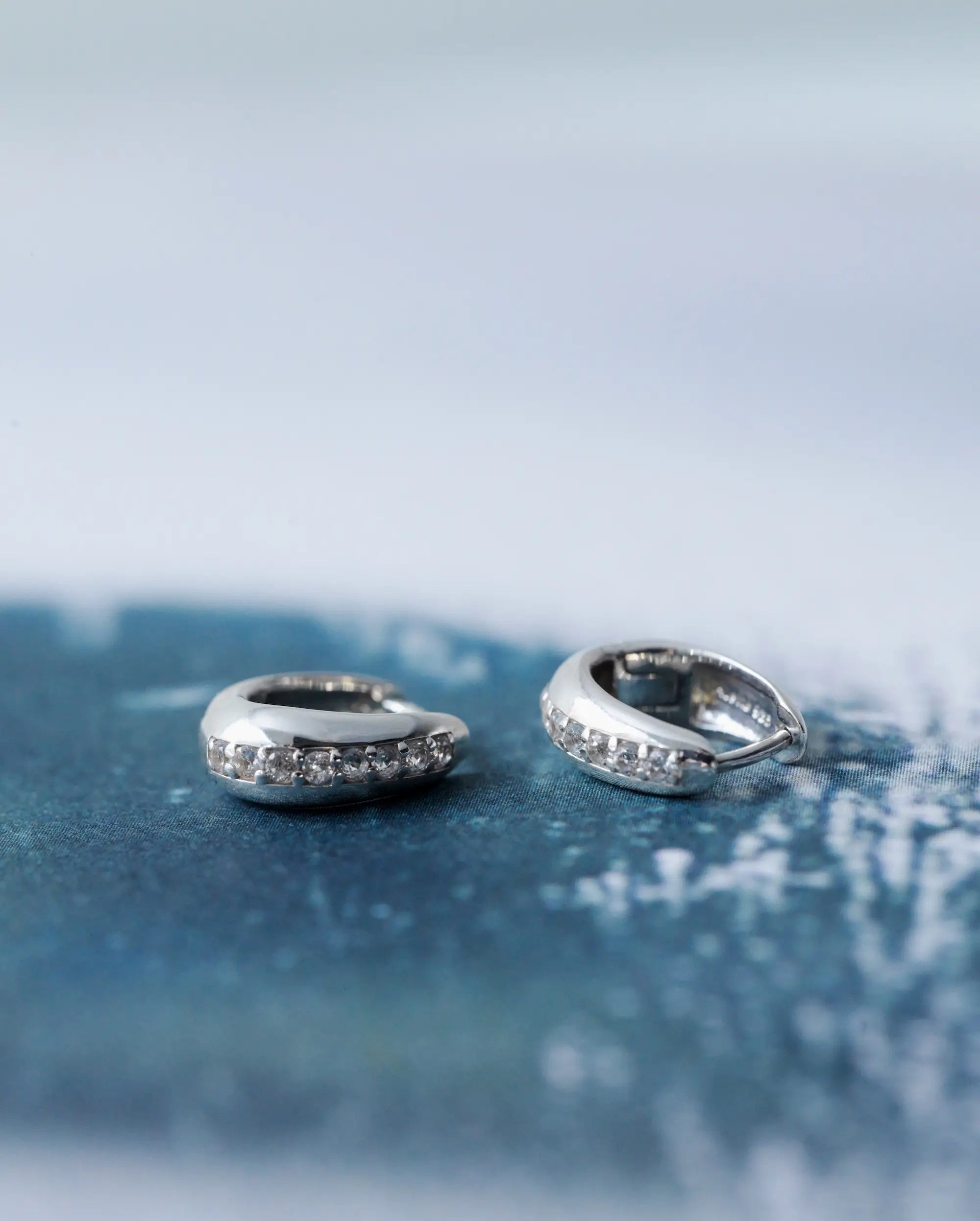 アイストパーズフープピアス シルバー アップ | 耳元に瑞々しい透明感を与えるトパーズセッティング