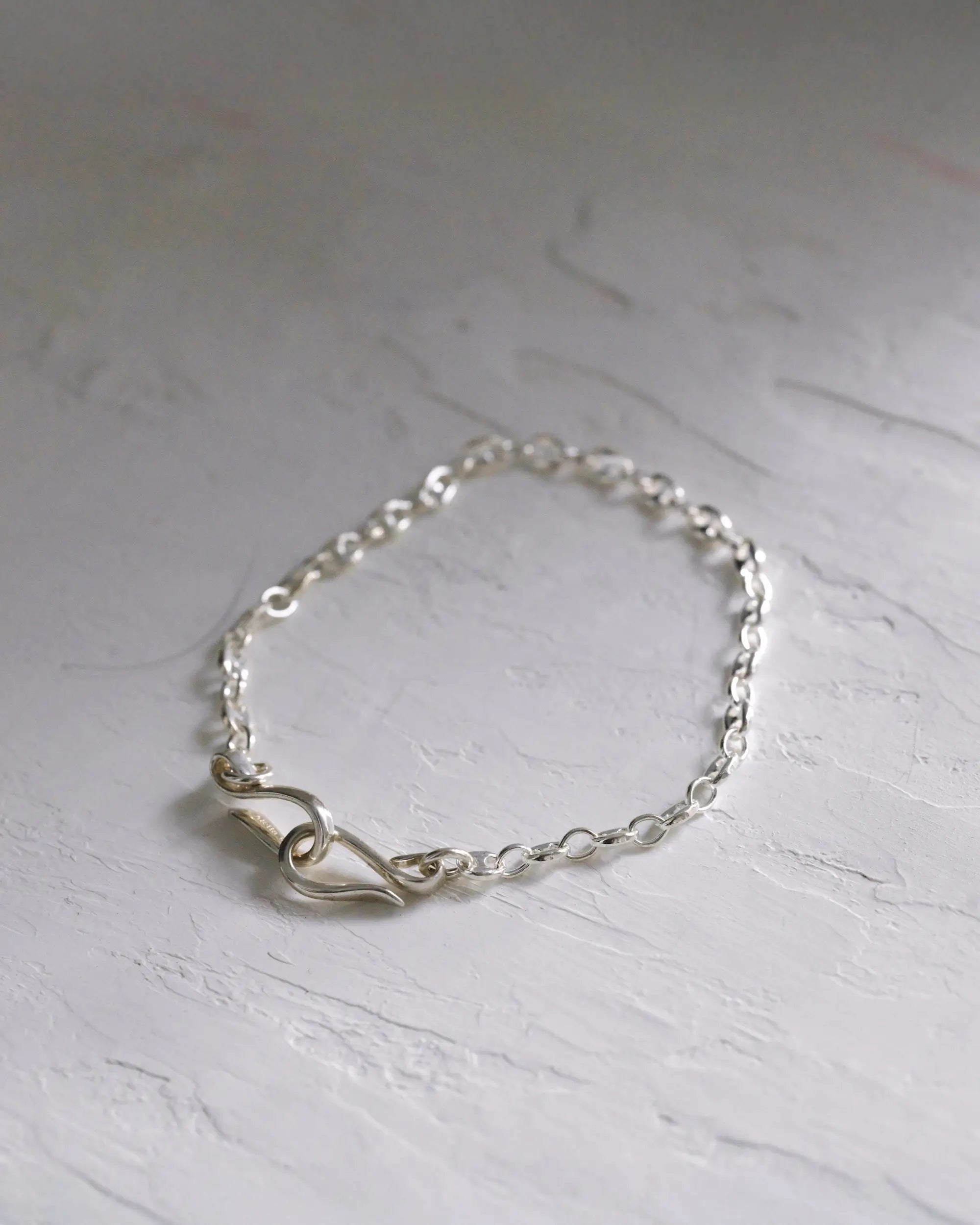 マリーナリンクチェーンブレスレット シルバー925 置き画 | アンカーモチーフのチェーンと2つのフックが特徴的なデザイン