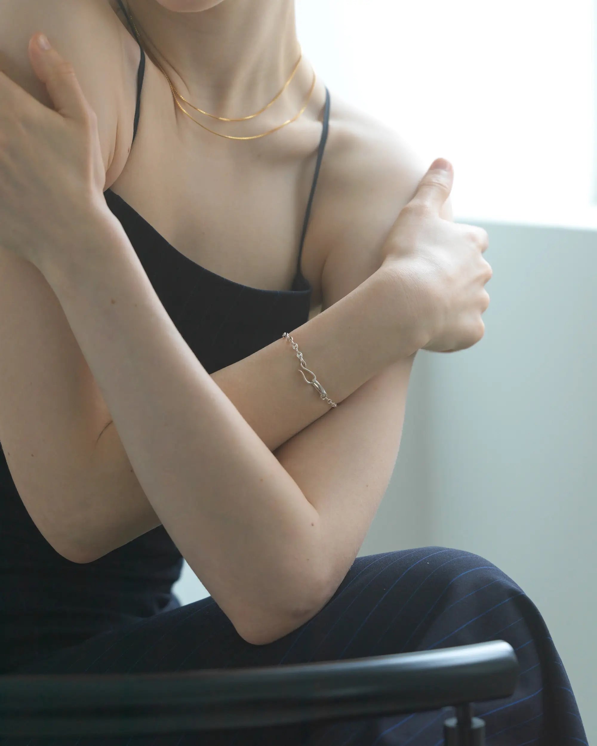 マリーナリンクチェーンブレスレット ゴールド 着用画像 | 肌馴染みの良いゴールドカラーが手元を明るく見せる