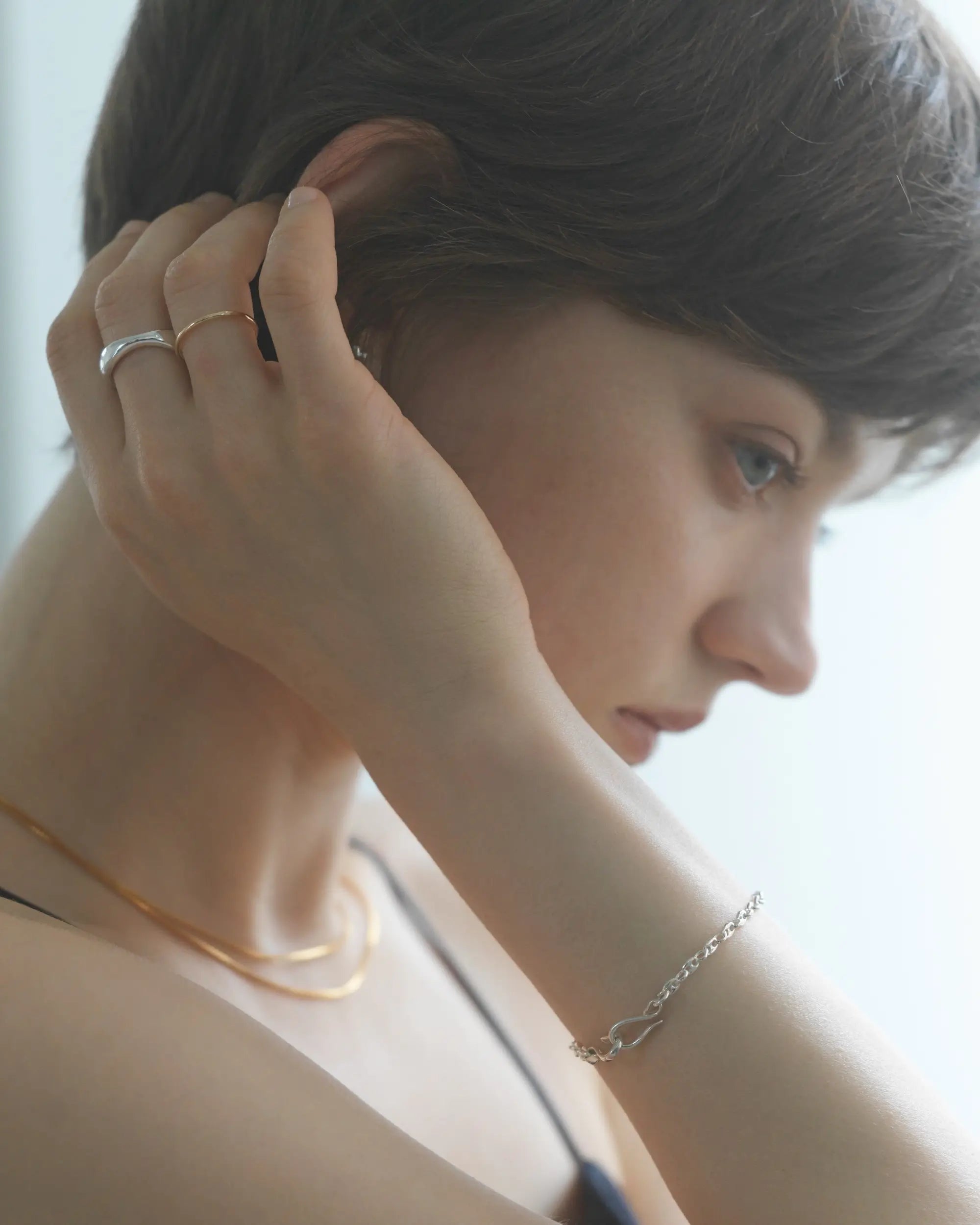 マリーナリンクチェーンブレスレット ゴールド 手元 | 華奢すぎず存在感のあるマリーナチェーンのディテール