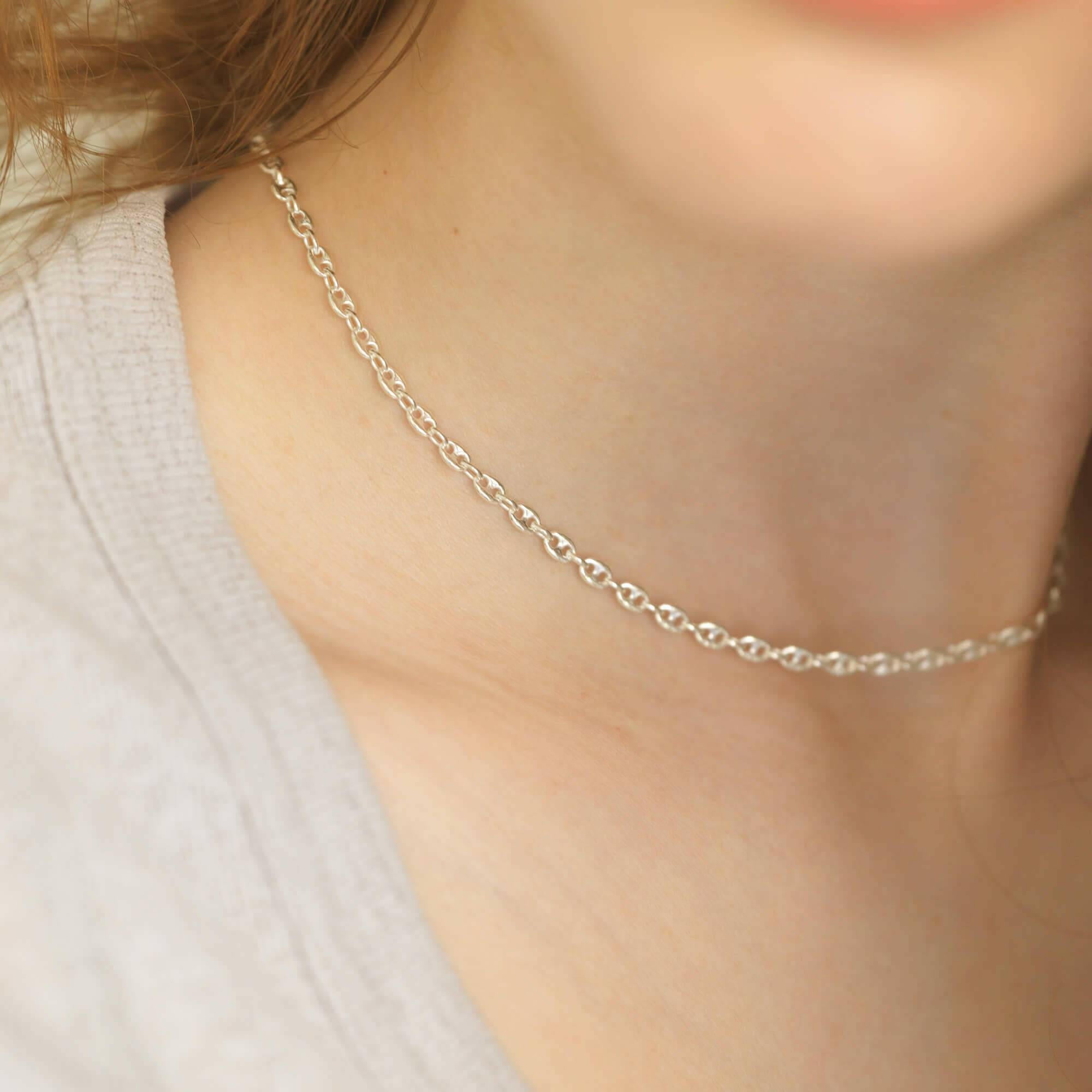 マリーナリンクチェーンネックレス 着用画像 | デコルテに沿ってしなやかに輝くシルバー925チェーン