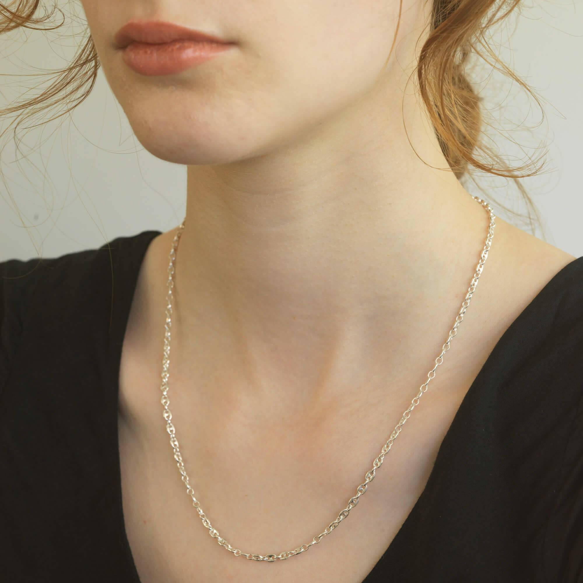 マリーナリンクチェーンネックレス コーディネート | シンプルな装いに洗練された輝きをプラスする一品