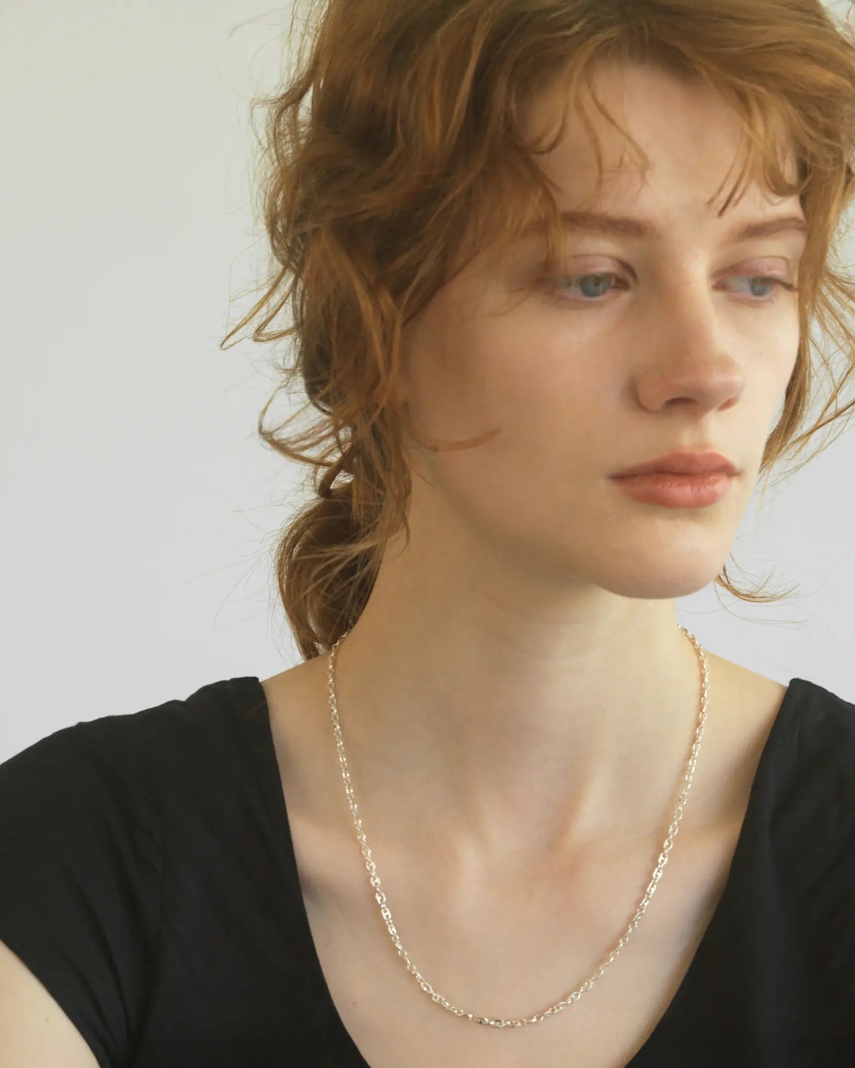 マリーナリンク アンカーチェーンネックレス(シルバー)着用画像 - メンズやユニセックスでも楽しめるMサイズ(48cm)のスタイリング