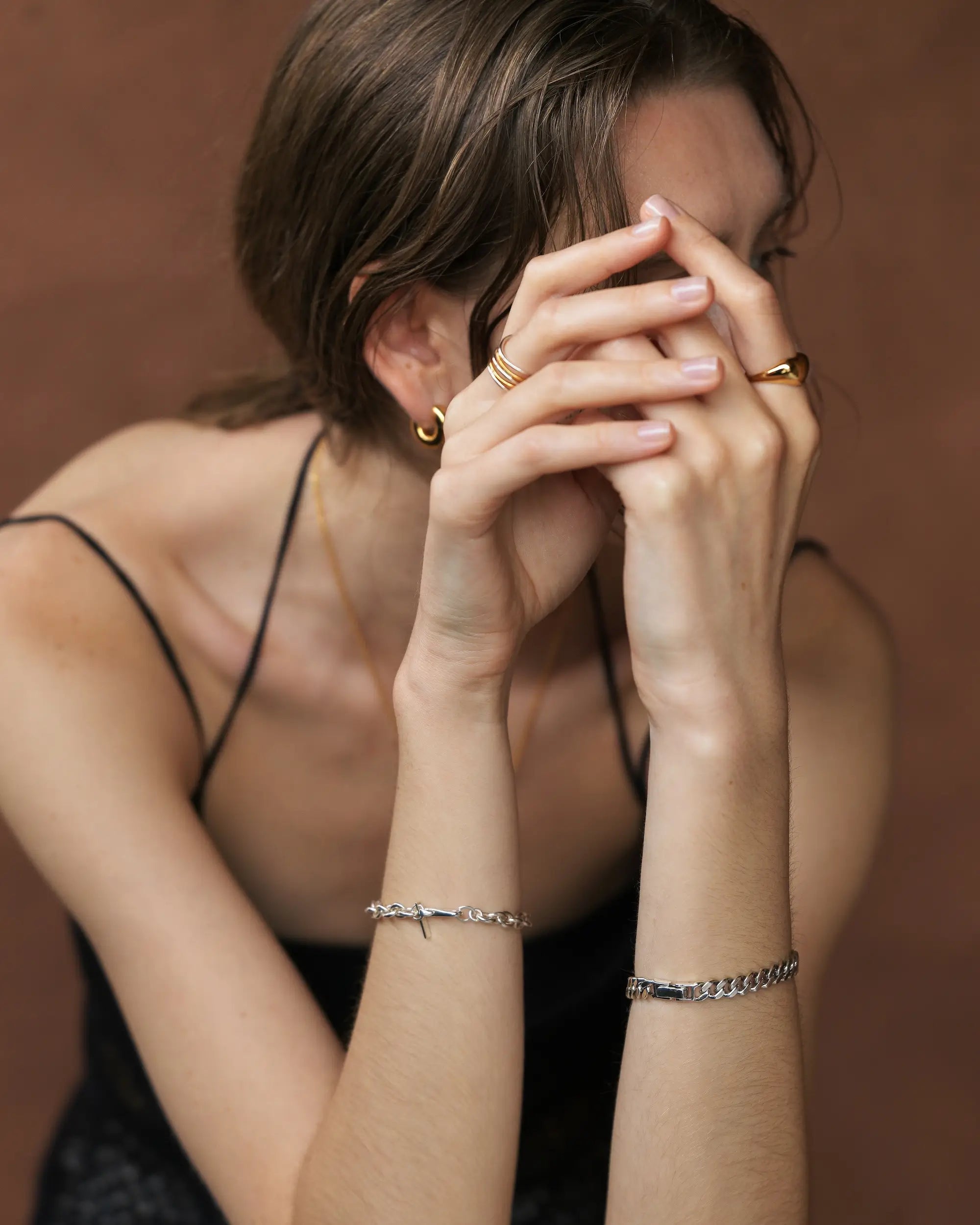ノエルチェーンブレスレット シルバー 手元 | 程よい重厚感が手首を華奢に見せる絶妙なバランス