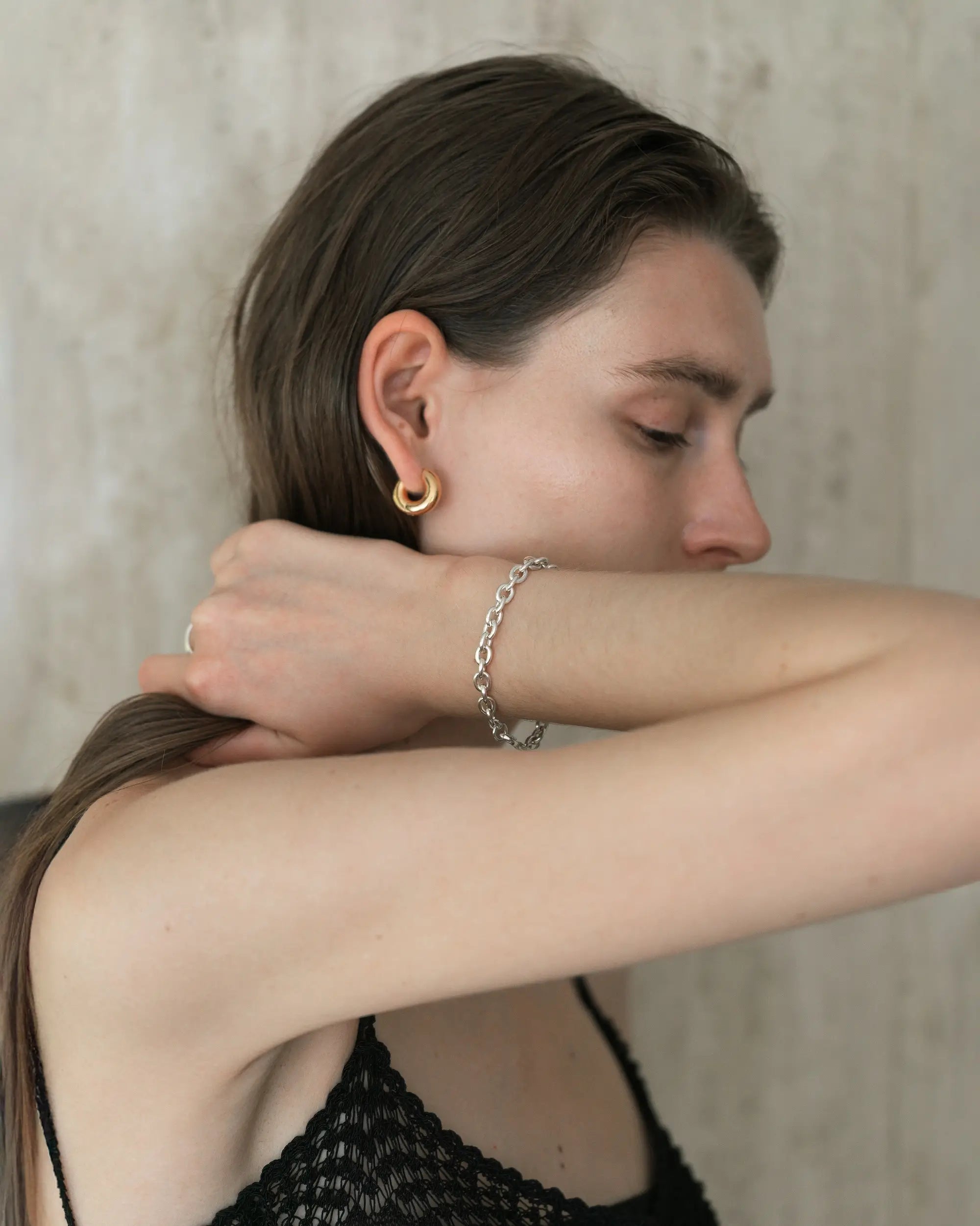 ノエルチェーンブレスレット コーディネート | シンプルな装いを格上げする存在感のあるシルバーアクセ