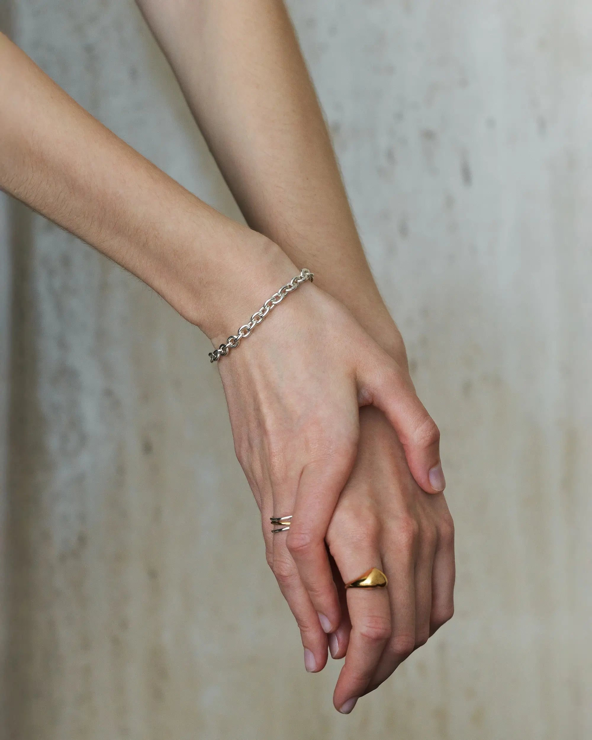 ノエルチェーンブレスレット シルバー アップ | リサイクルシルバーを使用したエシカルで上質な輝き