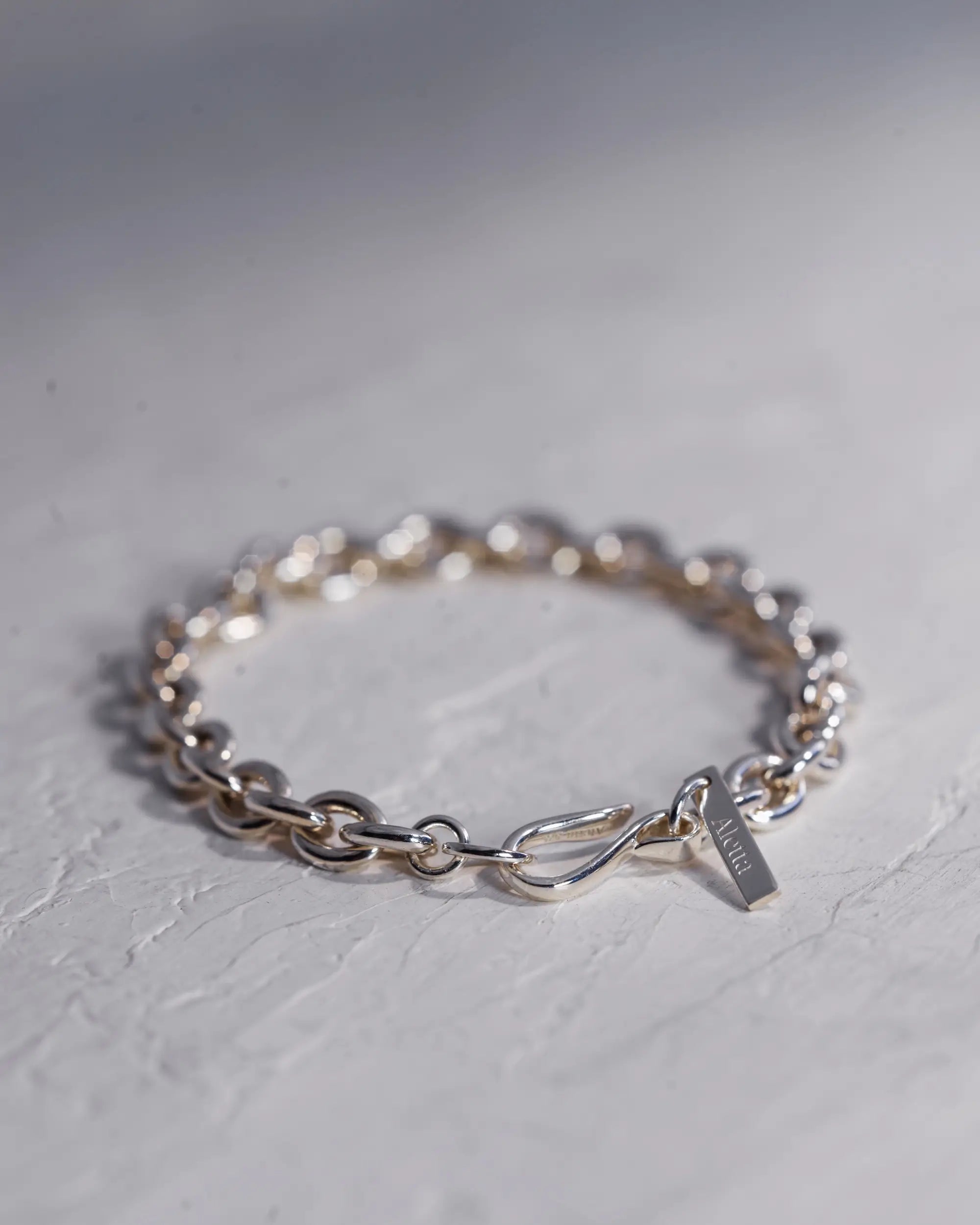 ノエルチェーンブレスレット シルバー 全体 | ロゴプレートとフックが特徴的なシグネチャーモデル