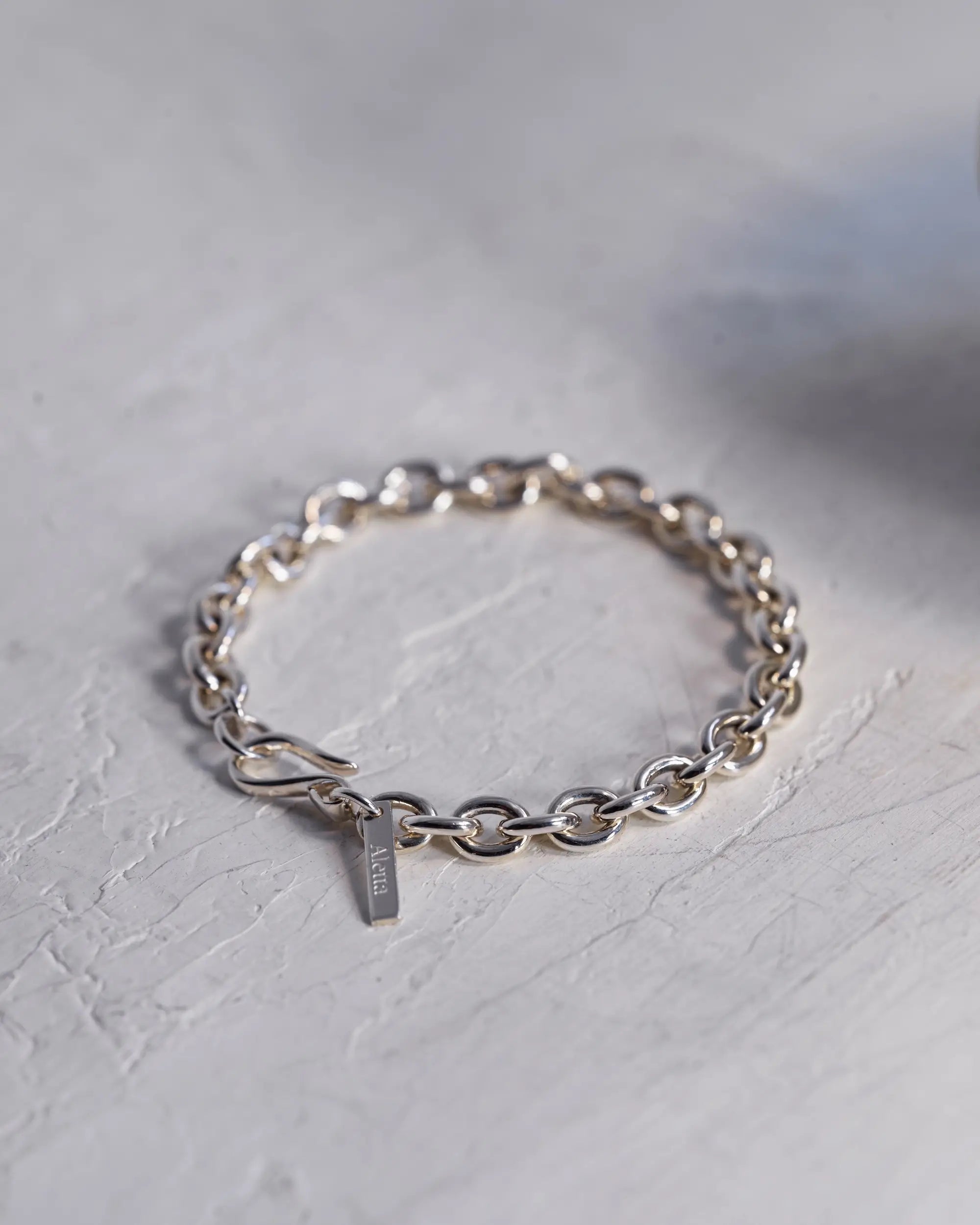 ノエルチェーンブレスレット シルバー 斜め | 立体的な喜平チェーンの陰影が美しいシルバー925