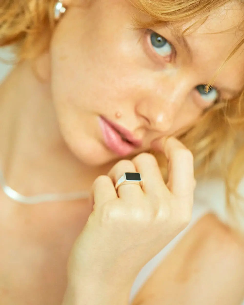 オニキスリング シルバー925 手元 | シャープなエッジとミニマルな面構成が際立つデザイン