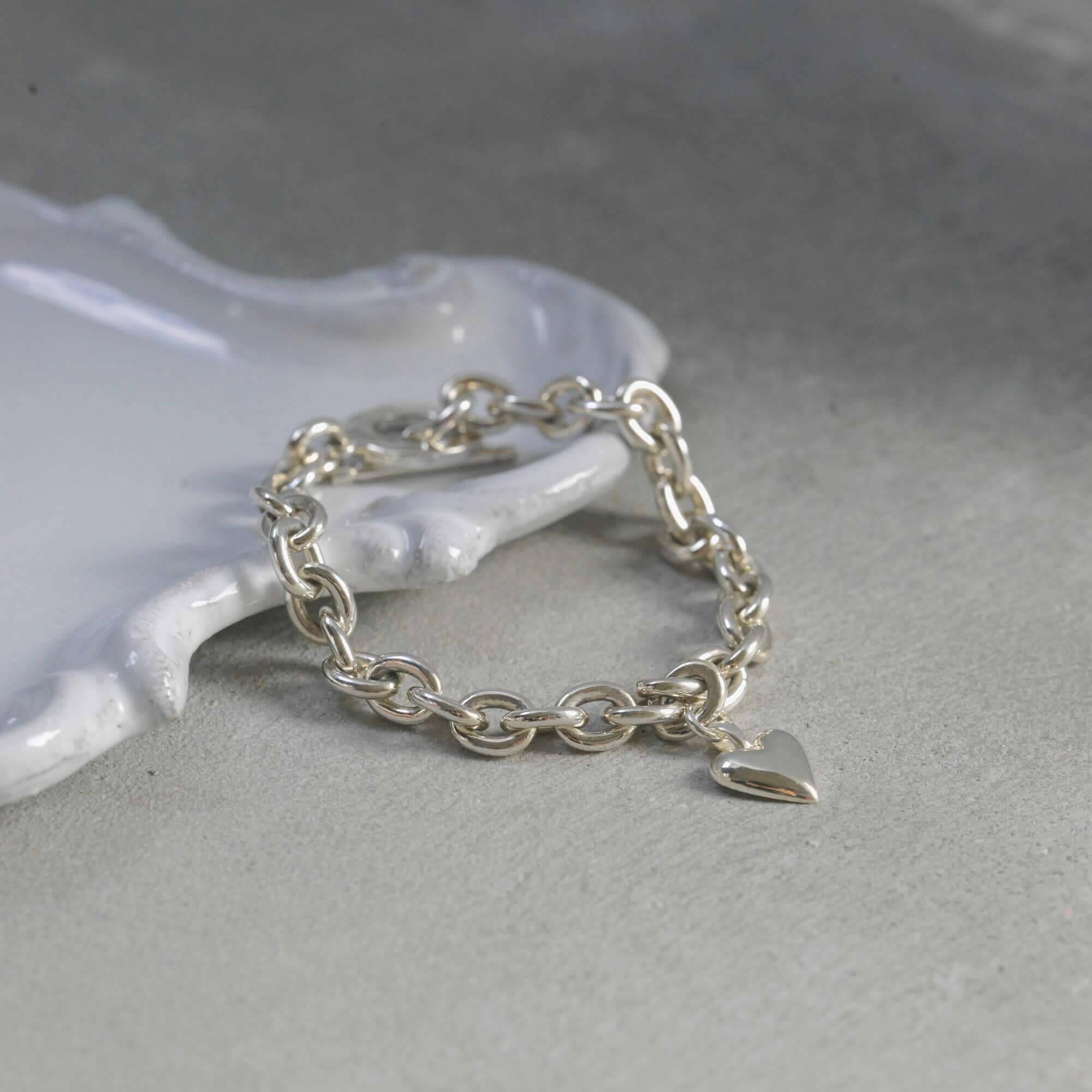 オープンハートブレスレット シルバー 置き画 | 曲線美が際立つスターリングシルバーのハートモチーフ