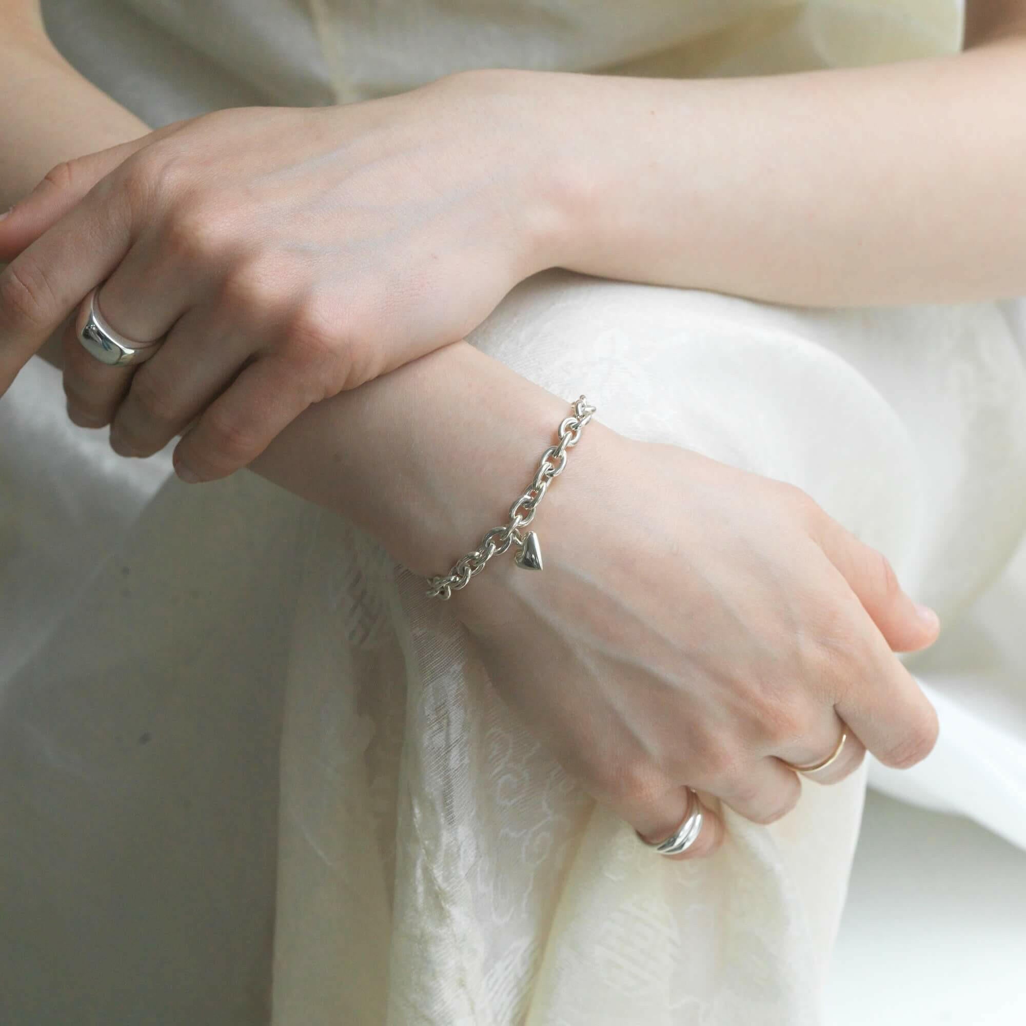 オープンハートブレスレット シルバー 着用 | オフィスでも浮かない上品でミニマルなハートジュエリー
