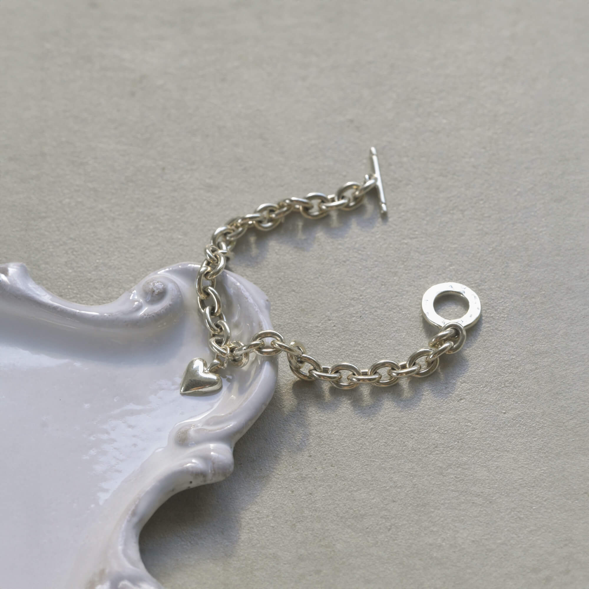 オープンハートブレスレット 全体 | 17.5cmと19cmから選べるジェンダーレスなサイズ展開