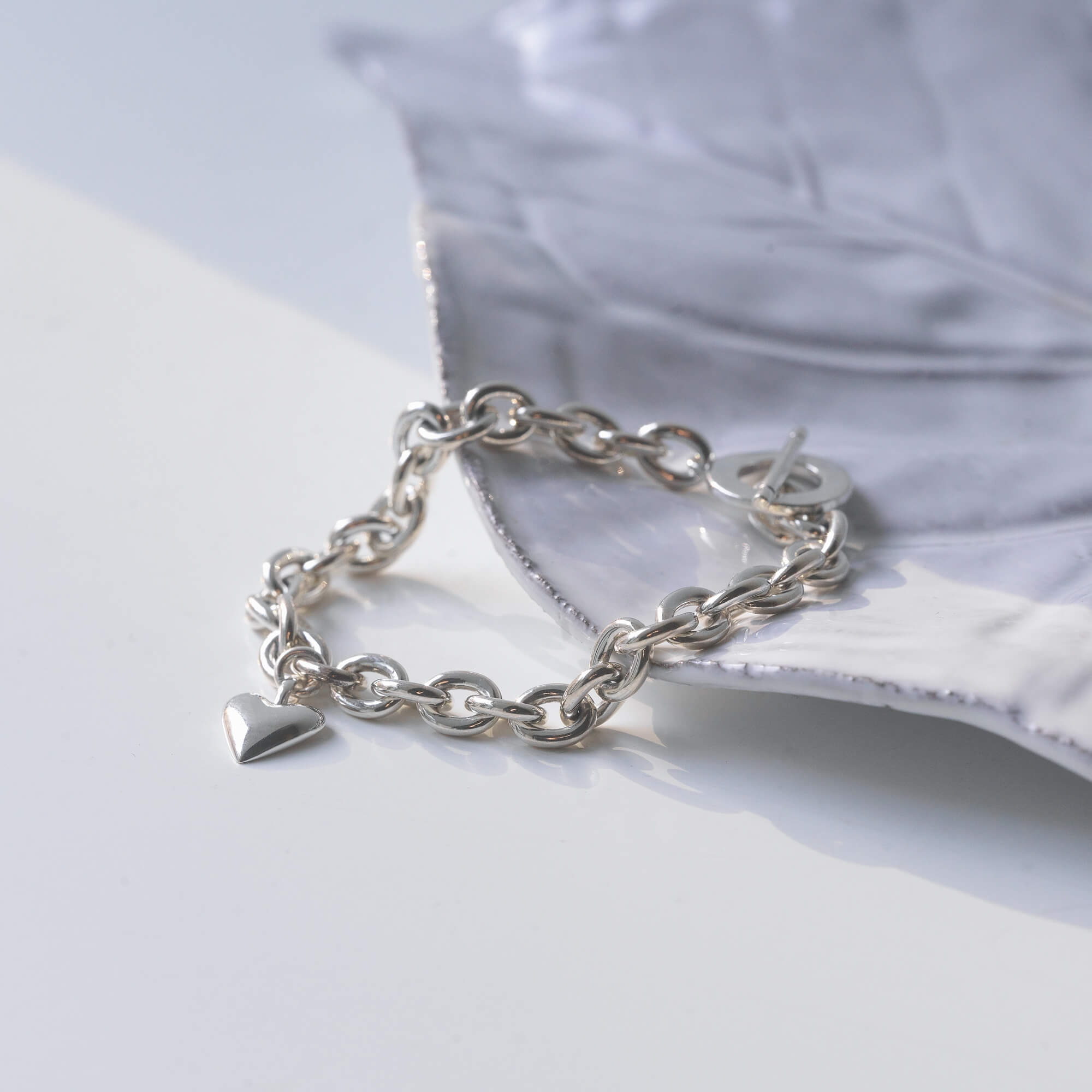 オープンハートブレスレット シルバー925 着用画像 | 甘すぎない大人のハートモチーフが魅力のチェーンブレス