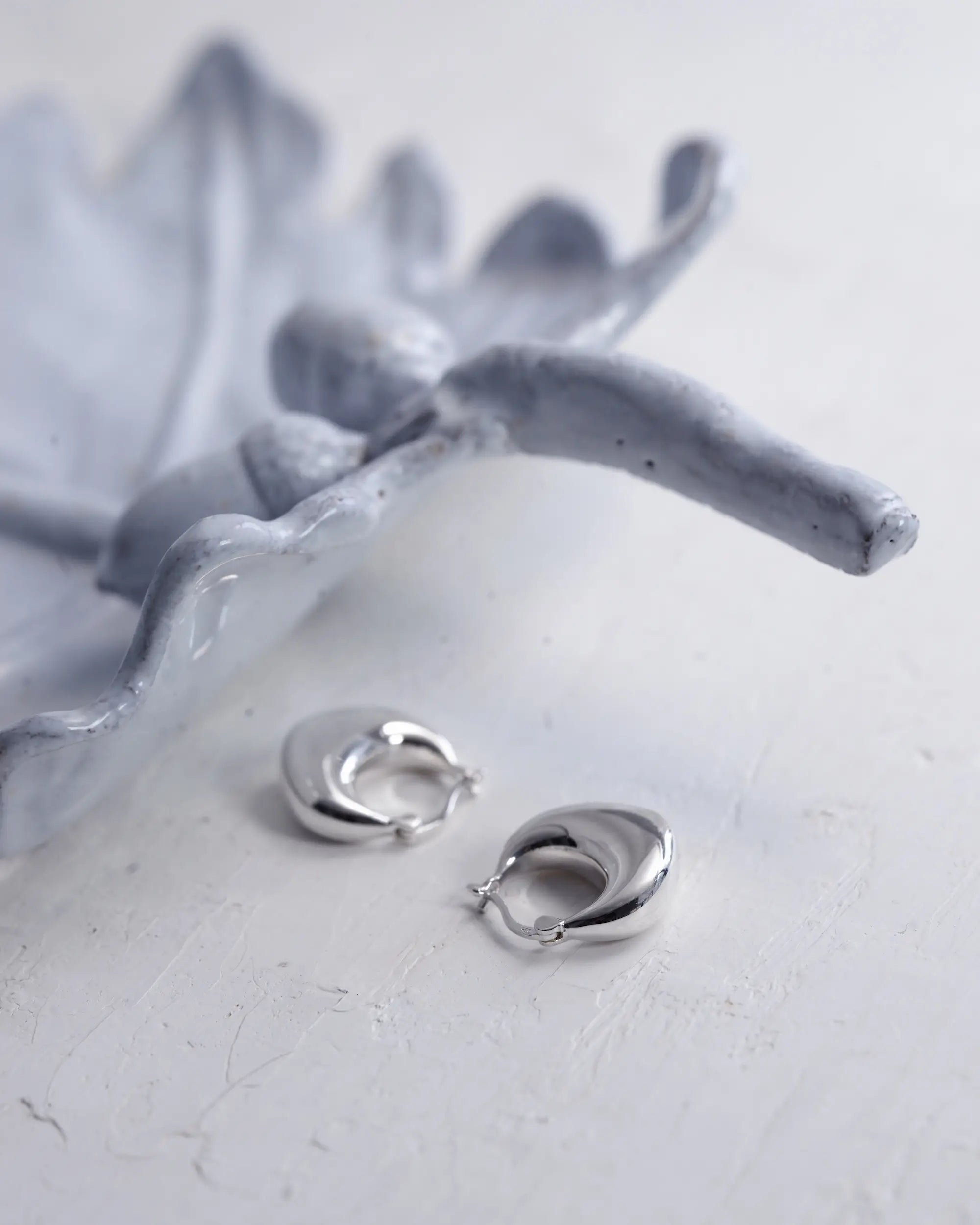 オープンハートフープピアス | 立体的なハートフォルムの大ぶり