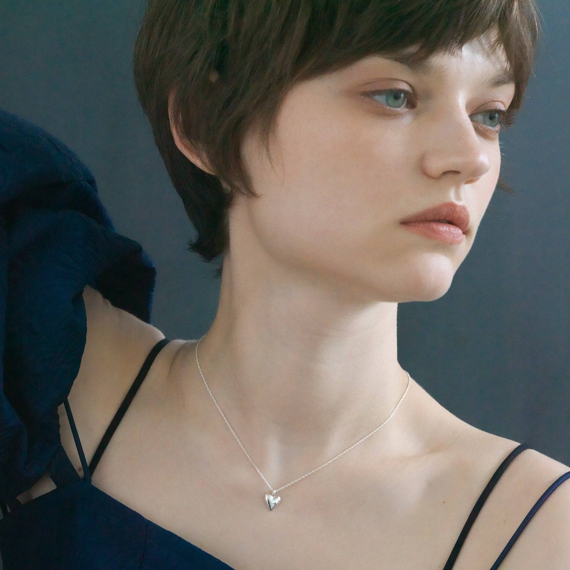 オープンハートネックレス シルバー 着用画像 | デコルテを美しく見せる華奢なチェーンとミニマルなハート