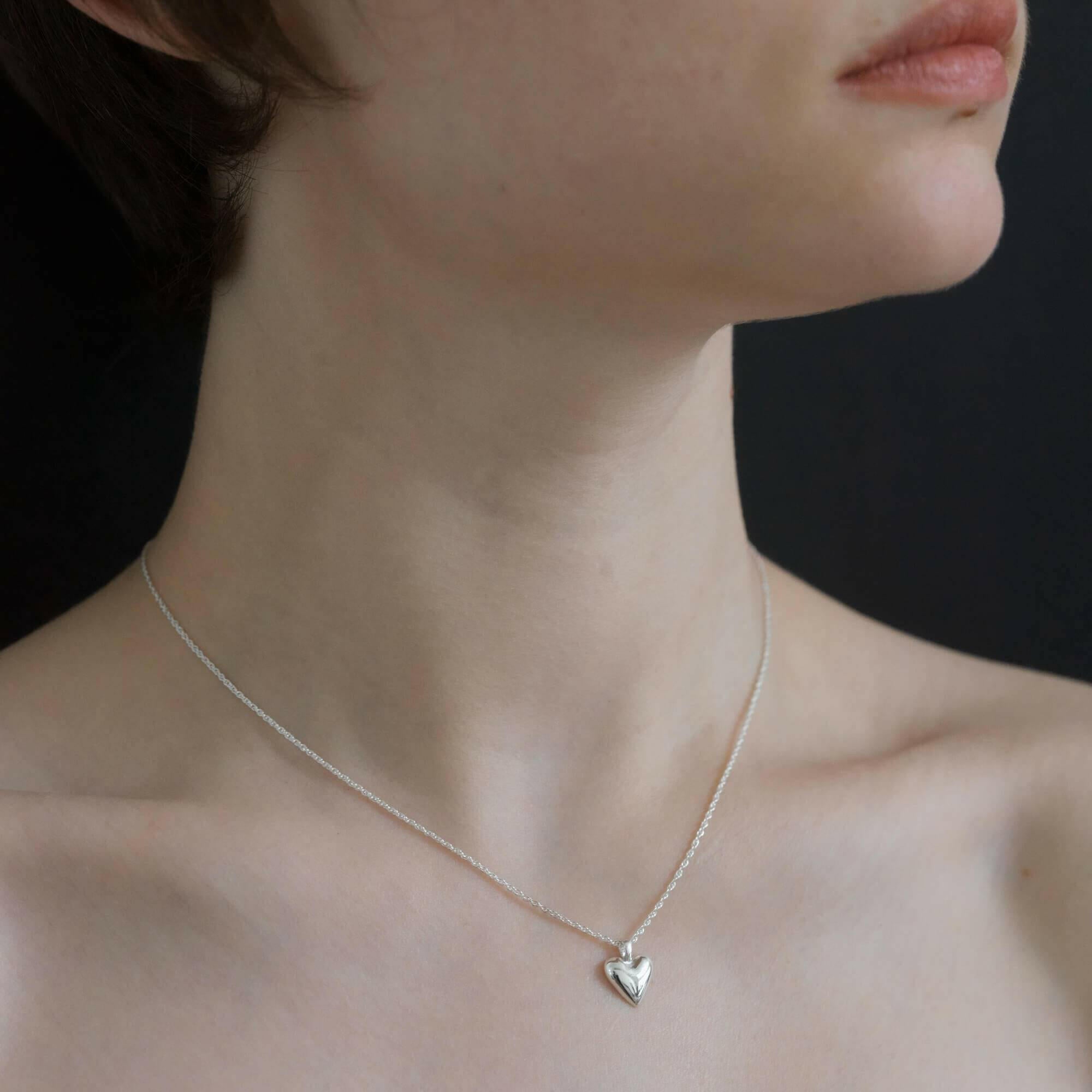 オープンハートネックレス シルバー アップ | 肌に溶け込むような繊細なスキンチェーンの輝き