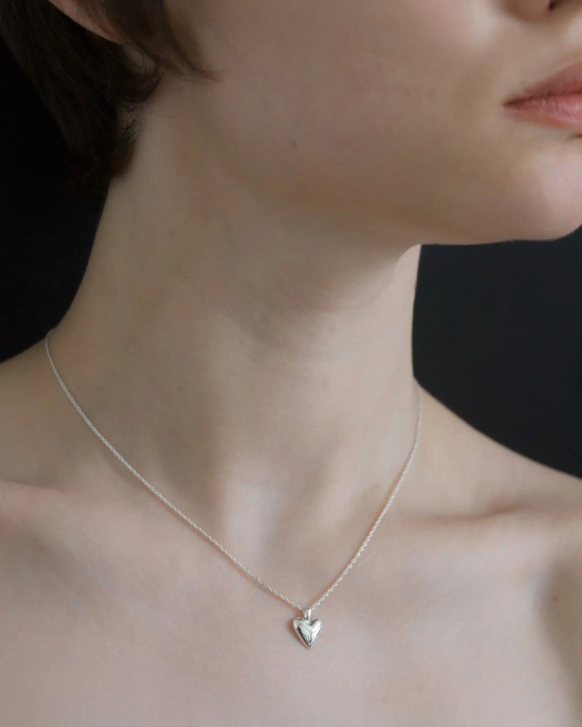 オープンハートネックレス(シルバー)着用アップ - 女性らしい柔らかさを引き立てる華奢なスキンチェーン