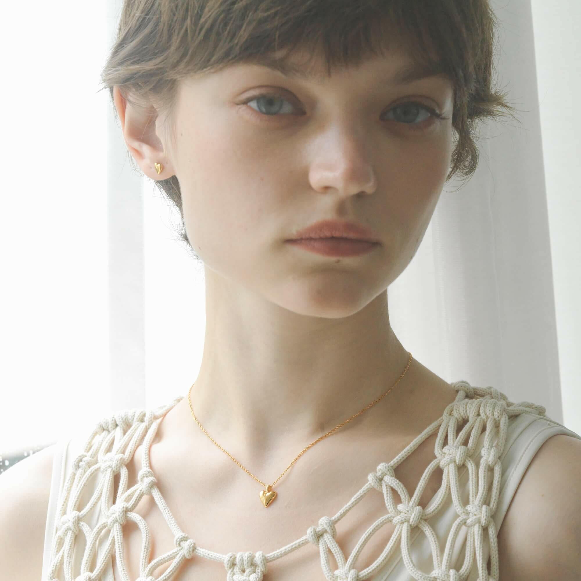 オープンハートネックレス ゴールド 着用画像 | 大人の女性に似合う甘すぎないハートモチーフ