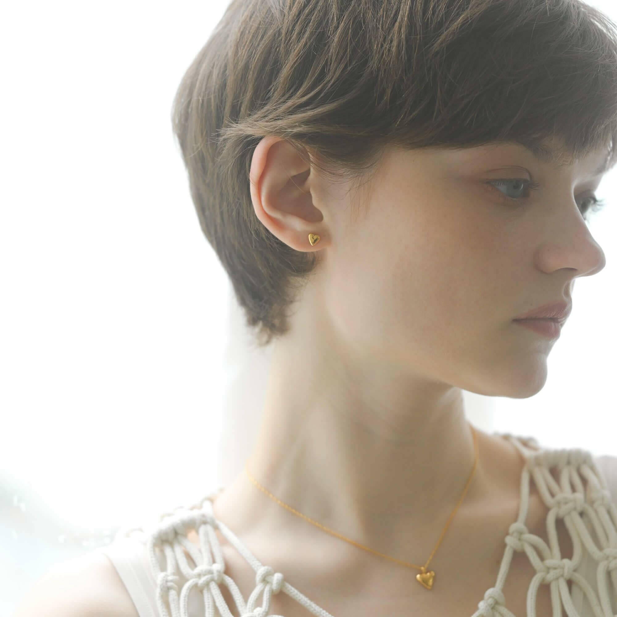 オープンハートネックレス ゴールド 横顔 | オフィスでも使えるシンプルで上品なサイズ感
