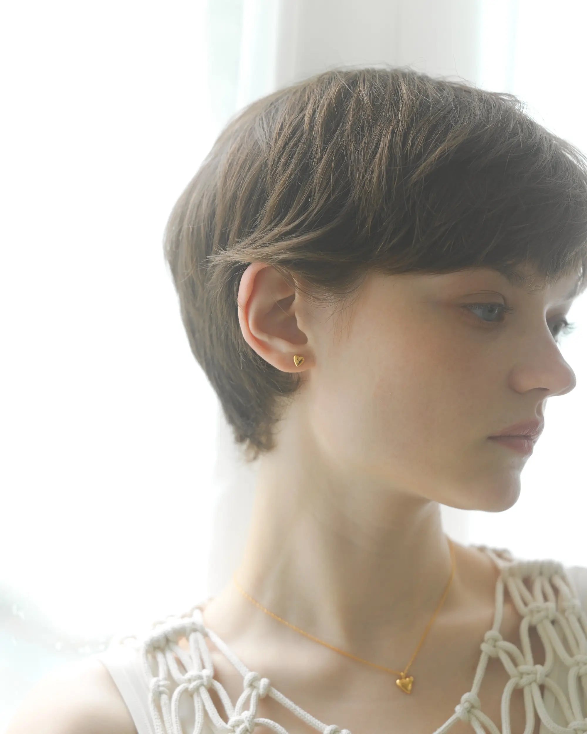 オープンハートネックレス(ゴールド)着用画像 - どんなコーディネートにも馴染むさりげない可愛らしさ