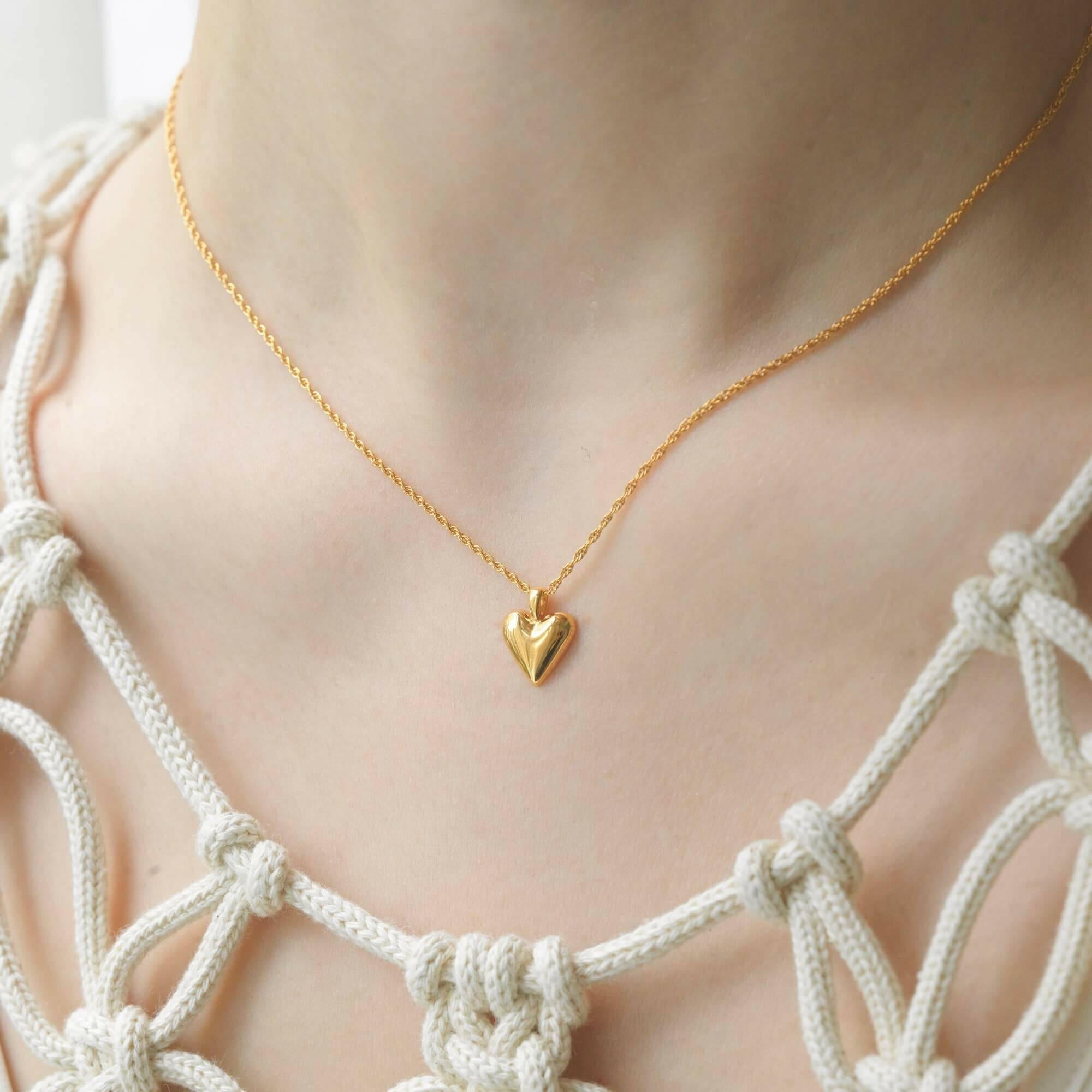 オープンハートネックレス ゴールド 着用 | どんなコーデにも馴染む18Kコーティングの温かみある輝き