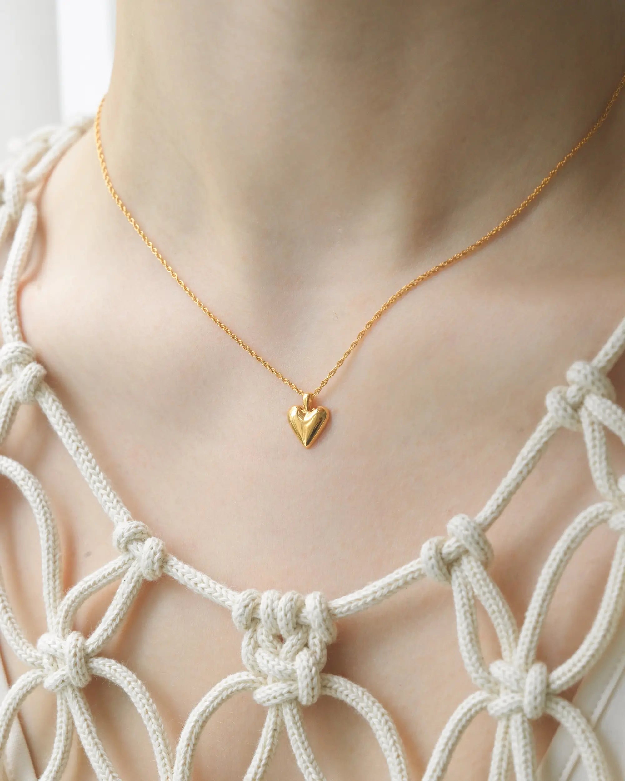 オープンハートネックレス(ゴールド)着用アップ - お手持ちのアイテムとの重ね付けも楽しめる洗練されたデザイン