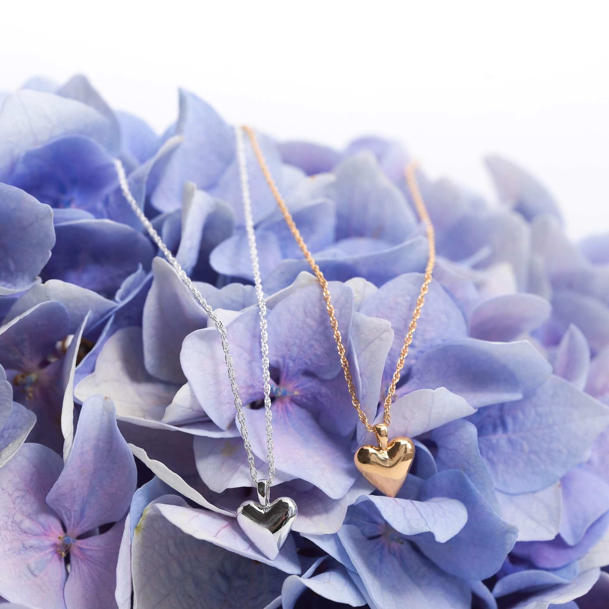 オープンハートネックレス 置き画 | 小ぶりで華奢なハートモチーフが可愛いスキンジュエリー