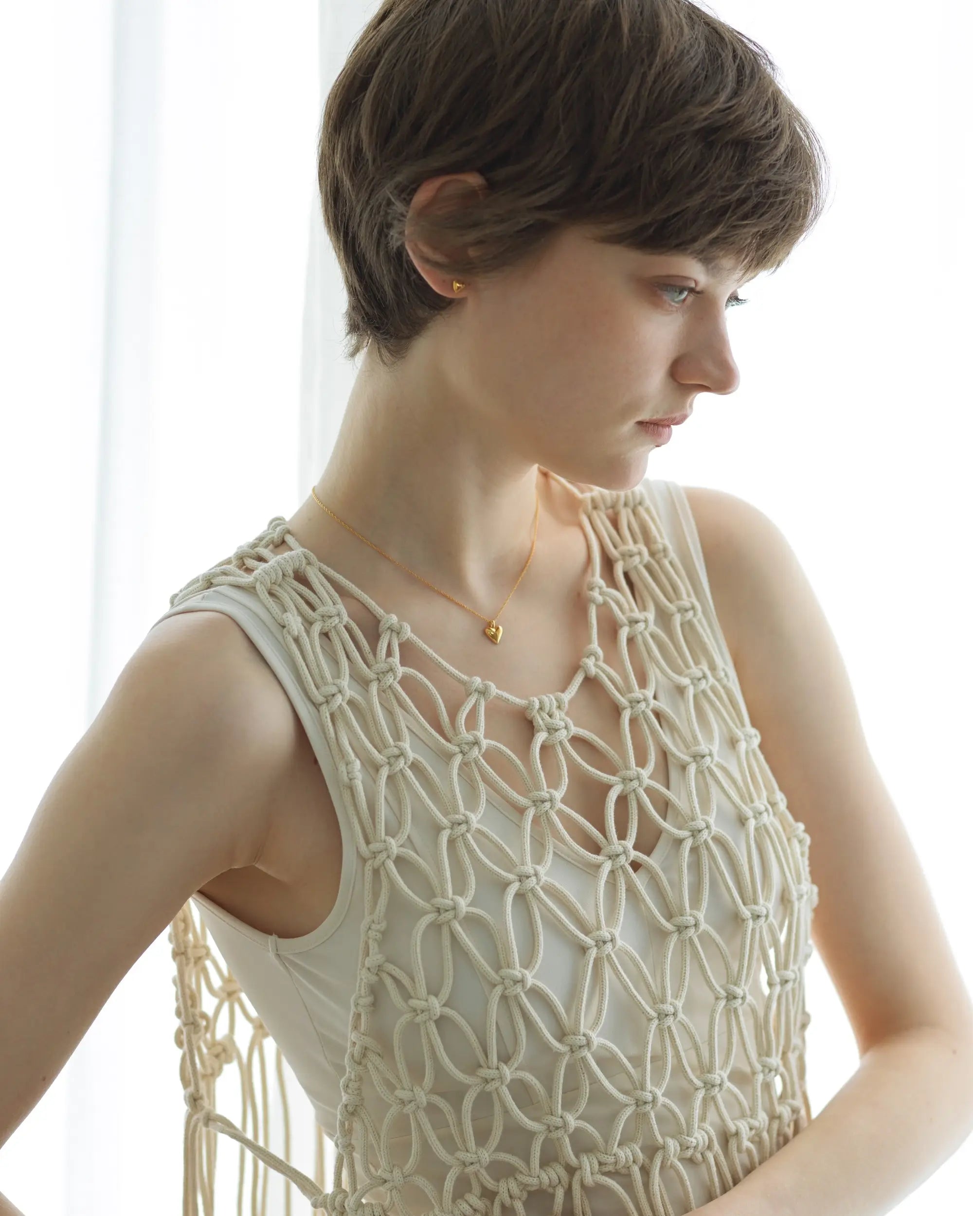 オープンハートピアス ゴールド 着用画像 | デイリーに使えるシンプルで華奢なハートデザイン