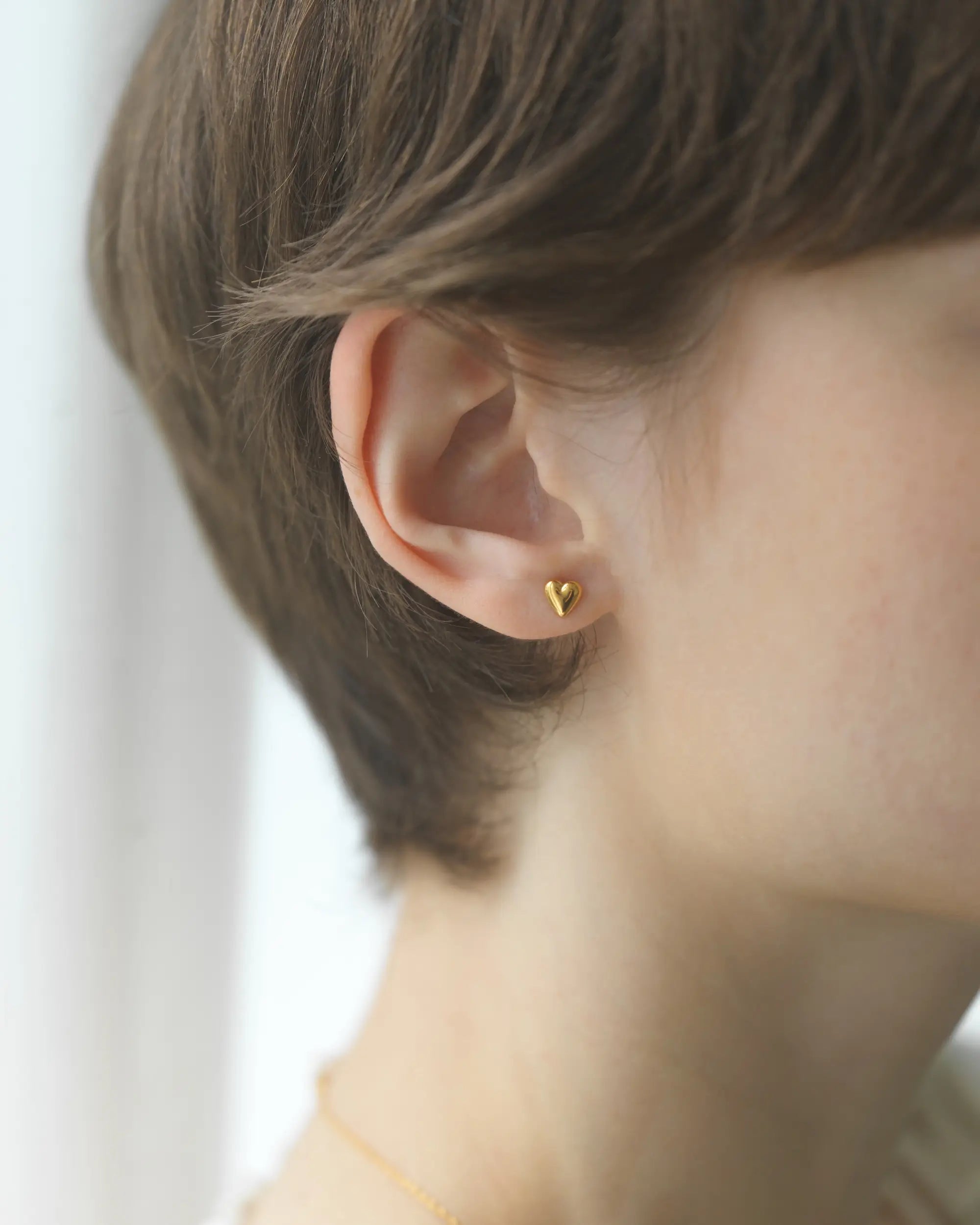 オープンハートピアス ゴールド 耳元 | 甘すぎない大人のハートモチーフが魅力のスタッドピアス