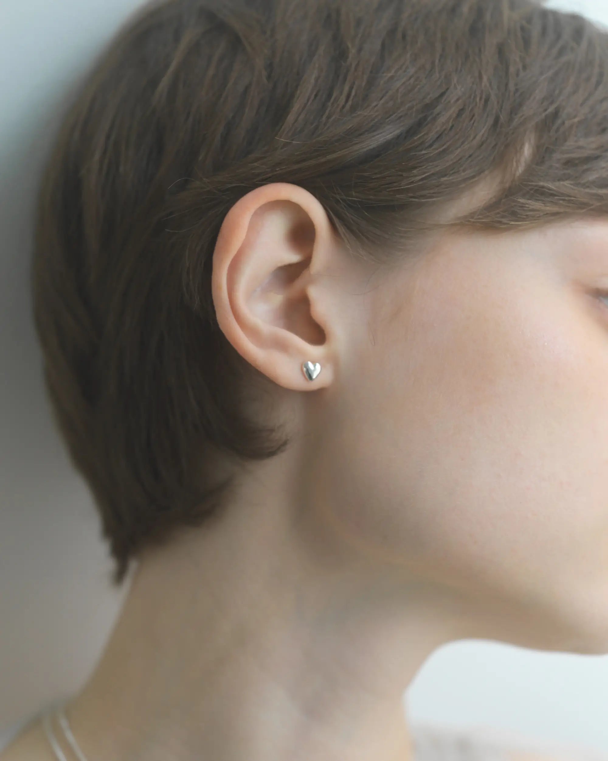 オープンハートピアス シルバー 横顔 | クールな印象を与えるスターリングシルバーの小ぶりハート