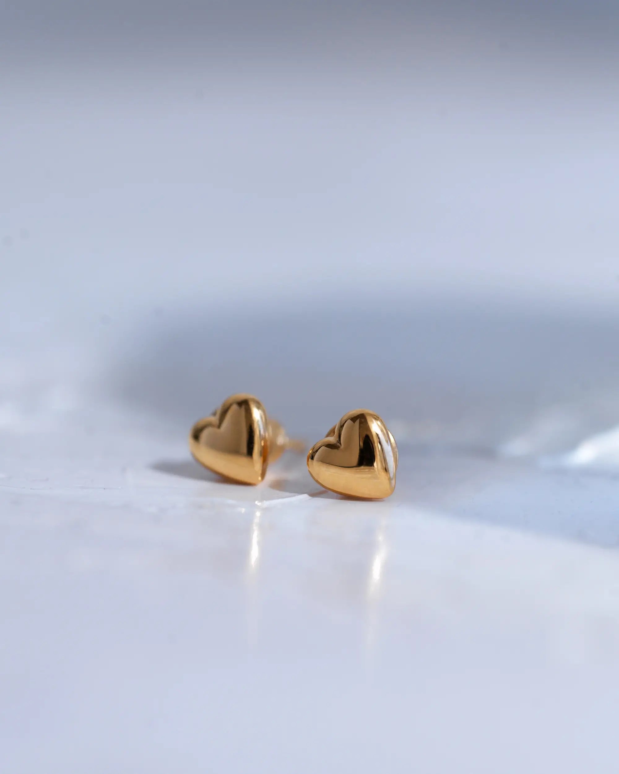 オープンハートピアス ゴールド 置き画 | ぷっくりとした立体感が愛らしい小ぶりなスタッドピアス