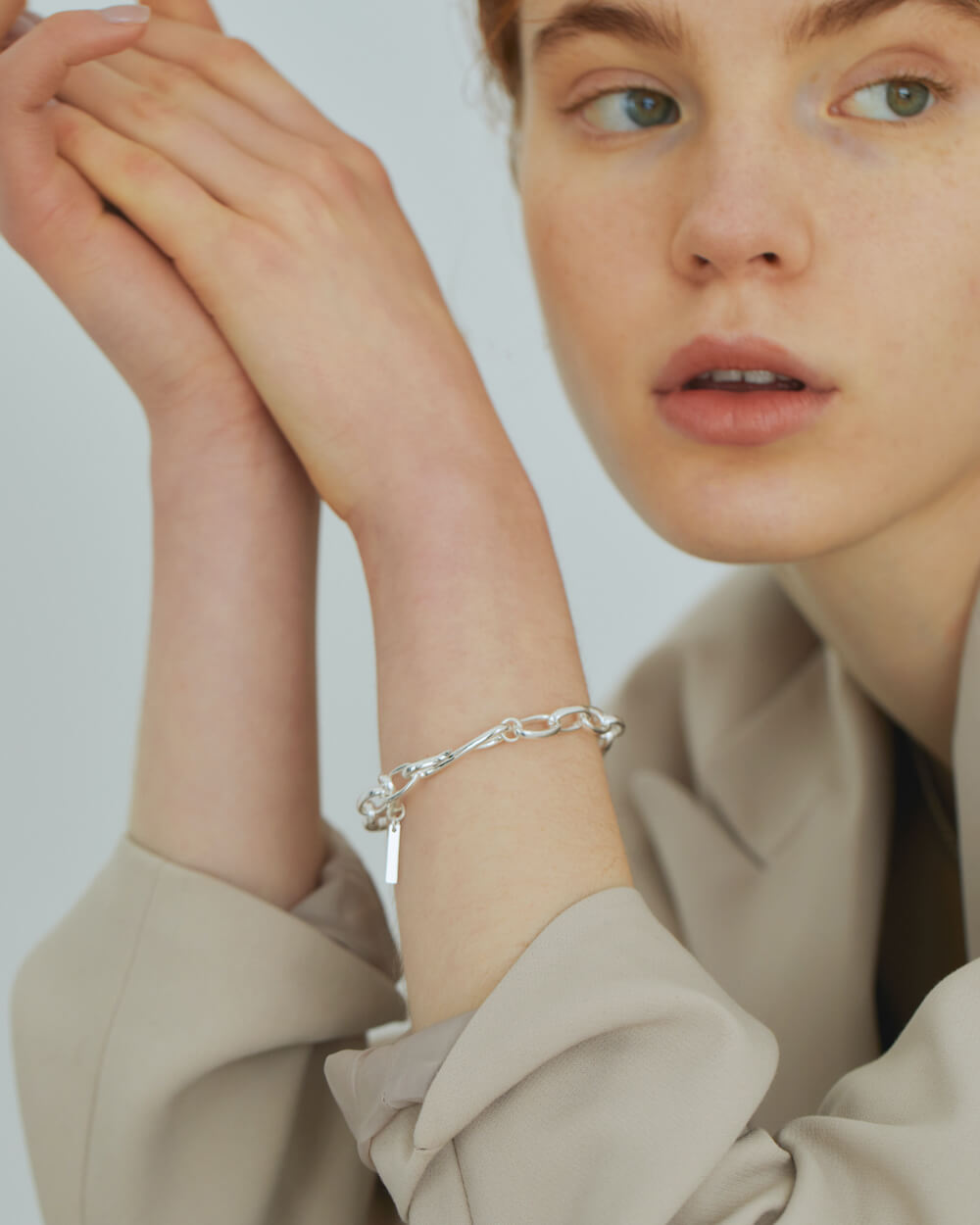 オーバルチェーンブレスレット シルバー アップ | クラシカルなオーバルパーツが連なる洗練されたデザイン