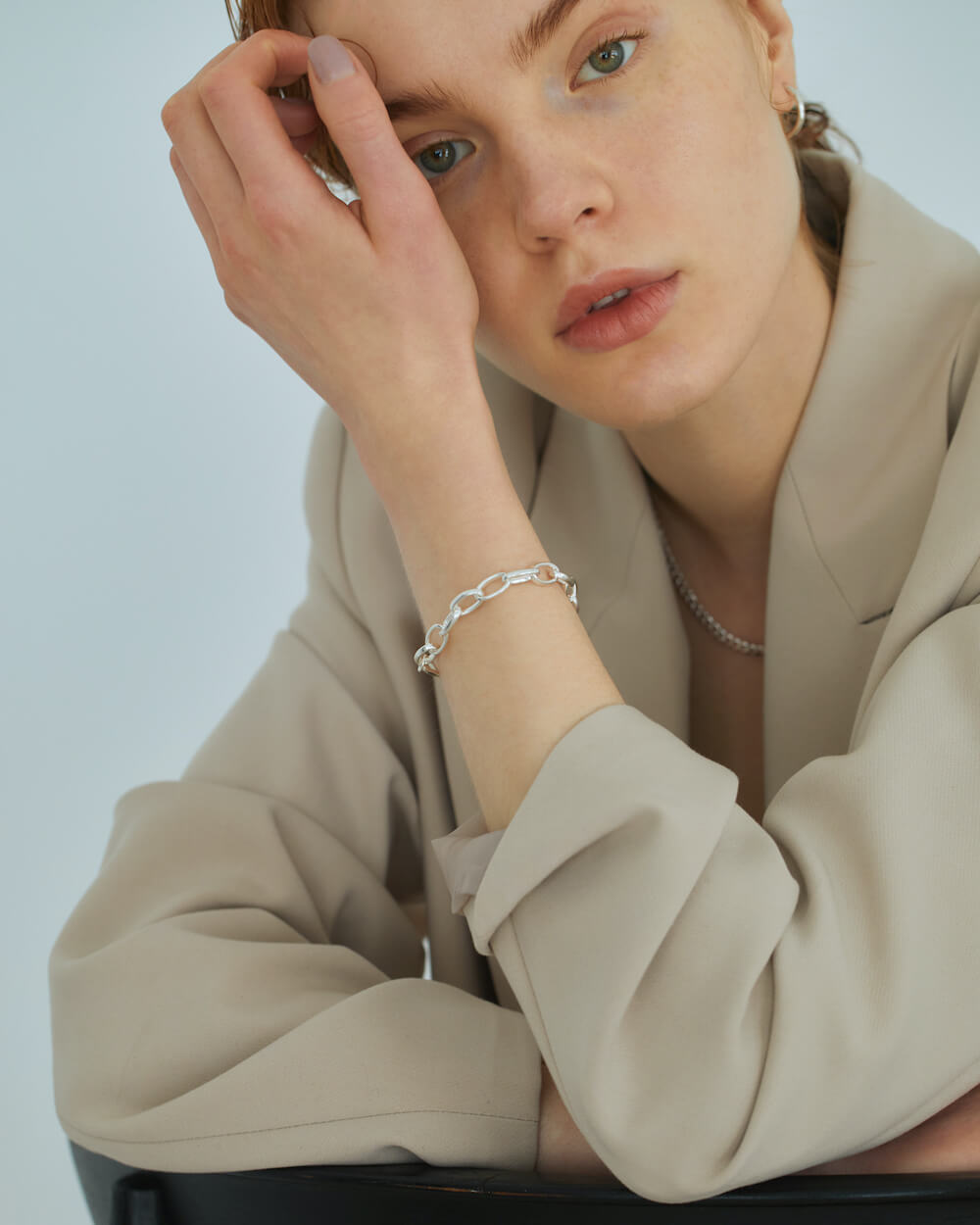 オーバルチェーンブレスレット シルバー コーディネート | ジャケットスタイルにも負けない存在感のあるシルバー925