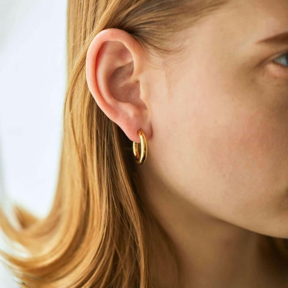 オーバルフープピアス M ゴールド 着用画像 | シンプルな装いを格上げする大人のオーバルピアス