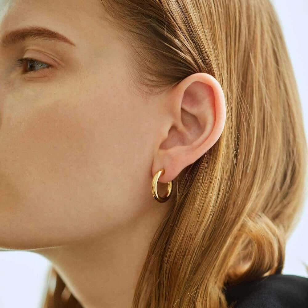 オーバルフープピアス M ゴールド 着用 | 耳元に上品なインパクトを与える縦長シルエット