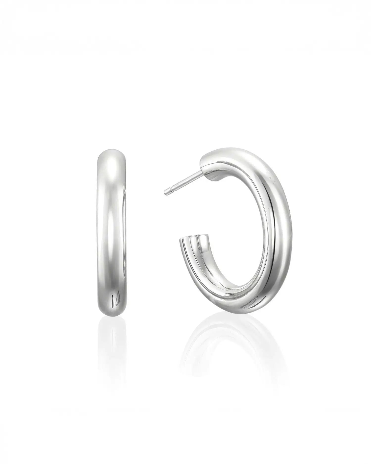 オーバルフープピアス M(シルバー)の正面白背景画像。純度92.5%のスターリングシルバーを採用した変色しにくい高品質ピアス。