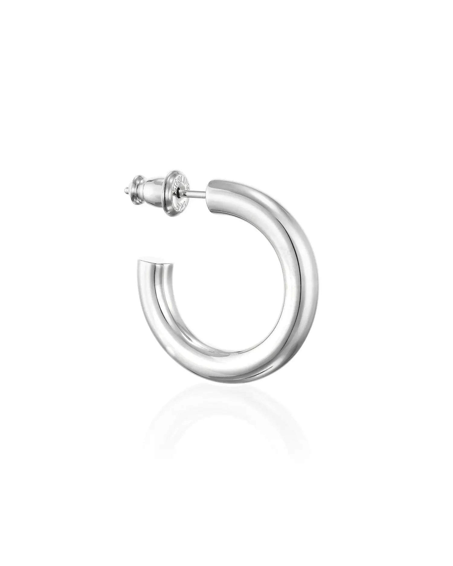 オーバルフープピアス M(シルバー)の斜め置き白背景画像。ポスト径約0.75mm(20G〜18G相当)で着脱しやすく、耳元にリッチな存在感をプラス。