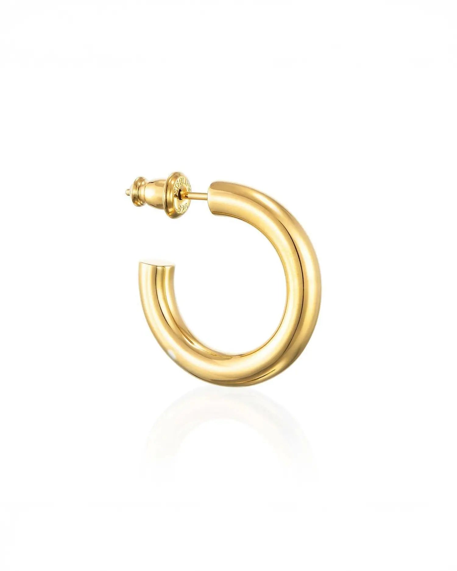 オーバルフープピアス M(ゴールド)の斜め置き白背景画像。顔周りをスマートに見せる、縦横約20mmの計算された楕円フォルム。