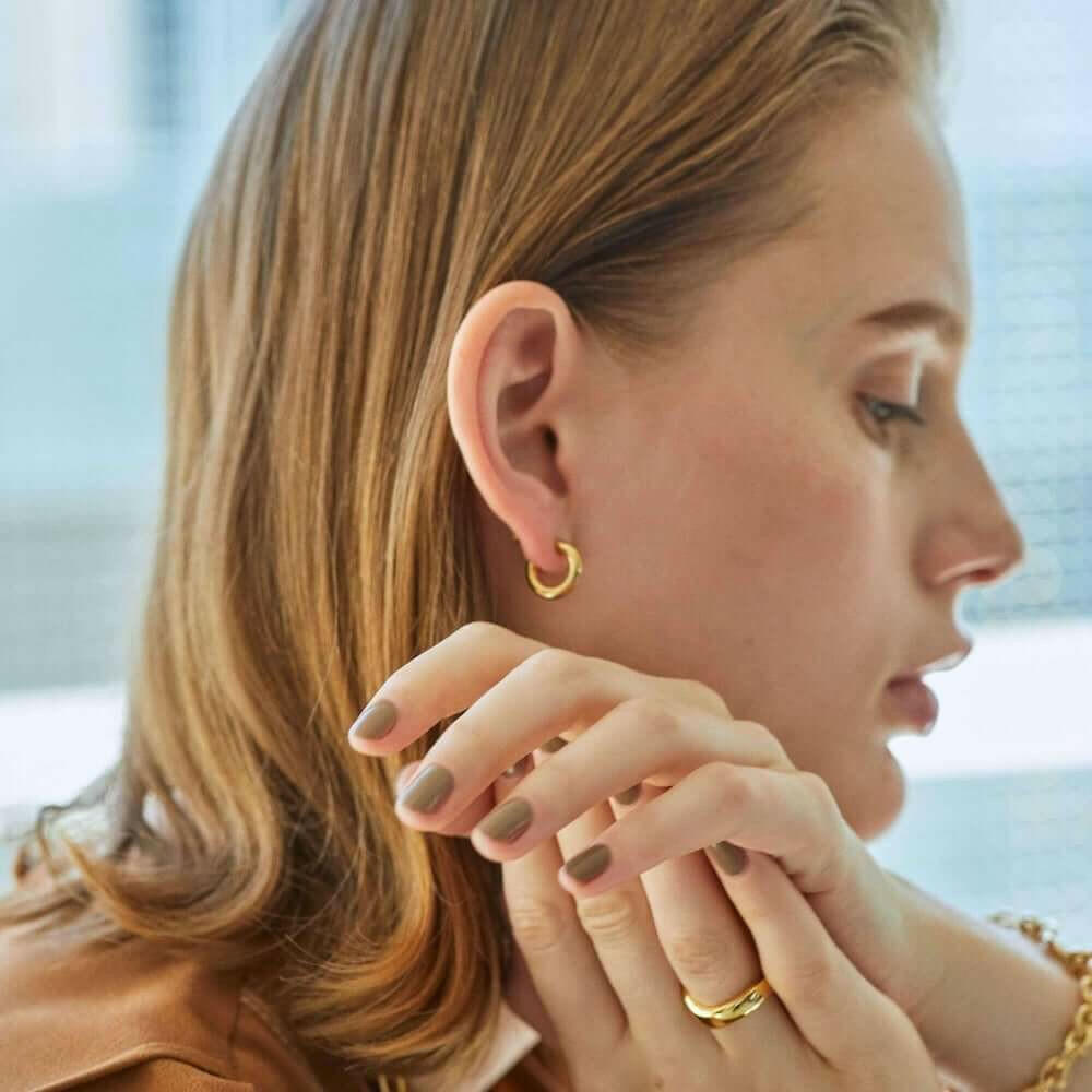 オーバルフープピアス S ゴールド着用 | シルバーリングと合わせた大人の洗練ジュエリーコーデ