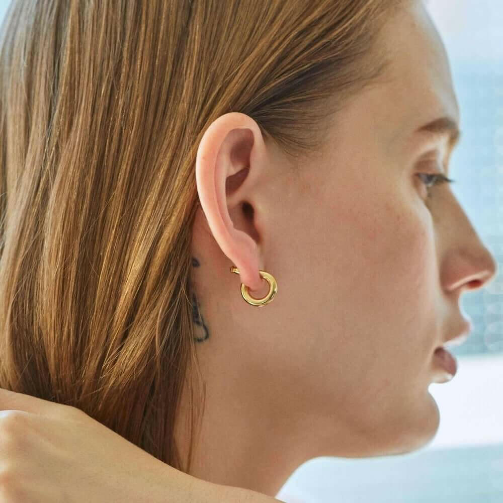 オーバルフープピアス S ゴールド 横顔 | 顔周りを華やかにする18Kコーティングの縦長フープ