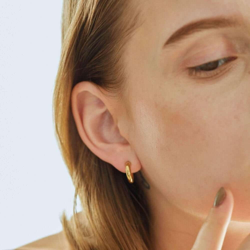 オーバルフープピアス S ゴールド 着用画像 | 指先のアクセとリンクさせたゴールドのオーバルピアス