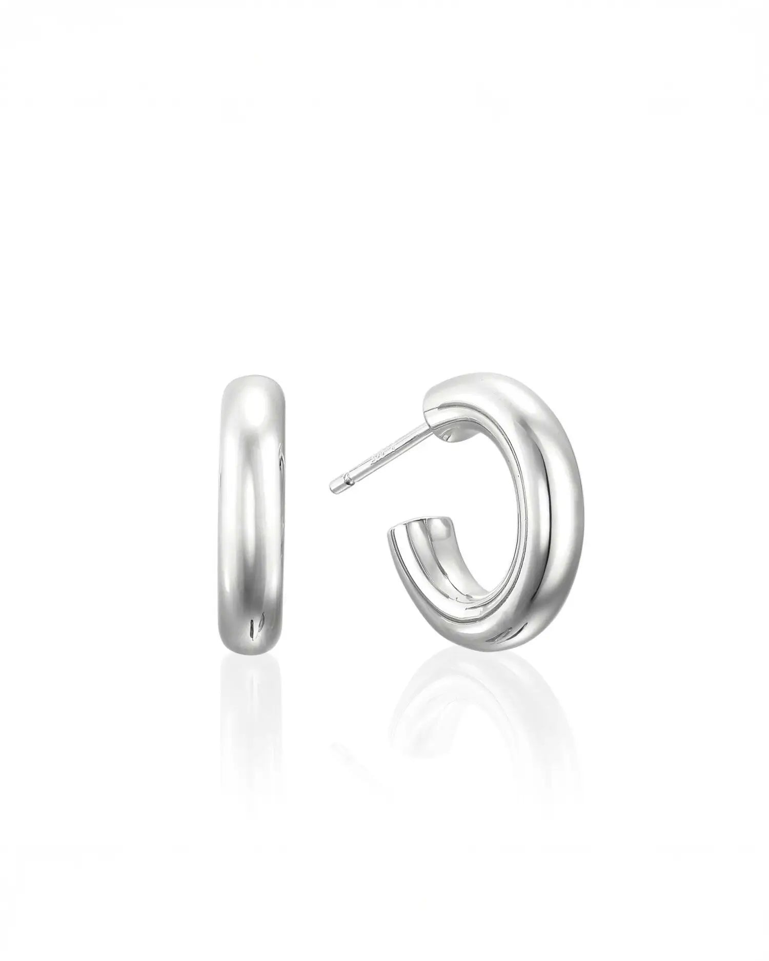 小さめオーバルフープピアス S(シルバー)の正面白背景画像。純度92.5%のSilver925を使用し、24時間ストレスフリーな使い心地を実現。